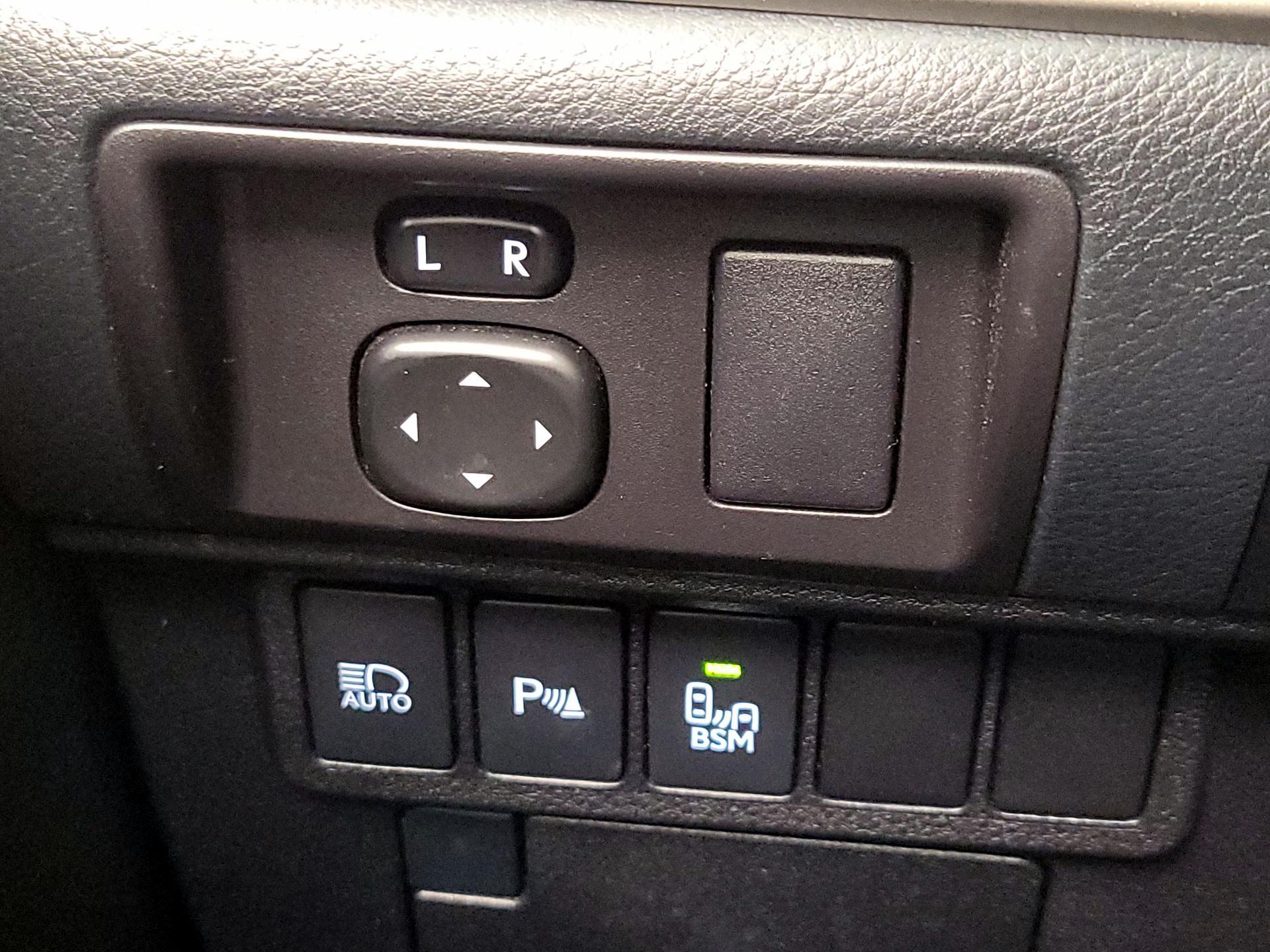 Thumbnail: 2016 Lexus ES - 13