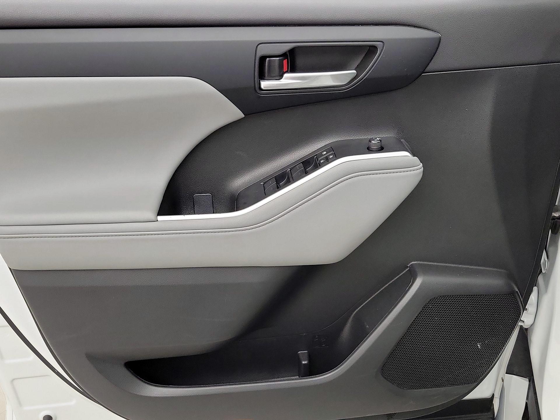 Thumbnail: 2023 Toyota Highlander - 12