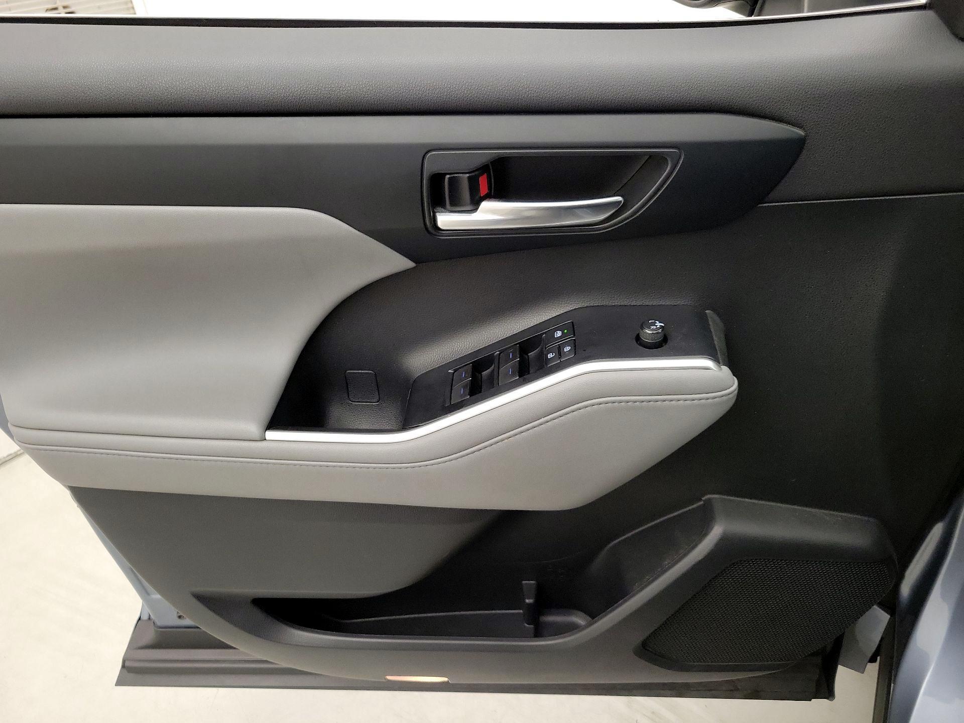 Thumbnail: 2021 Toyota Highlander - 12