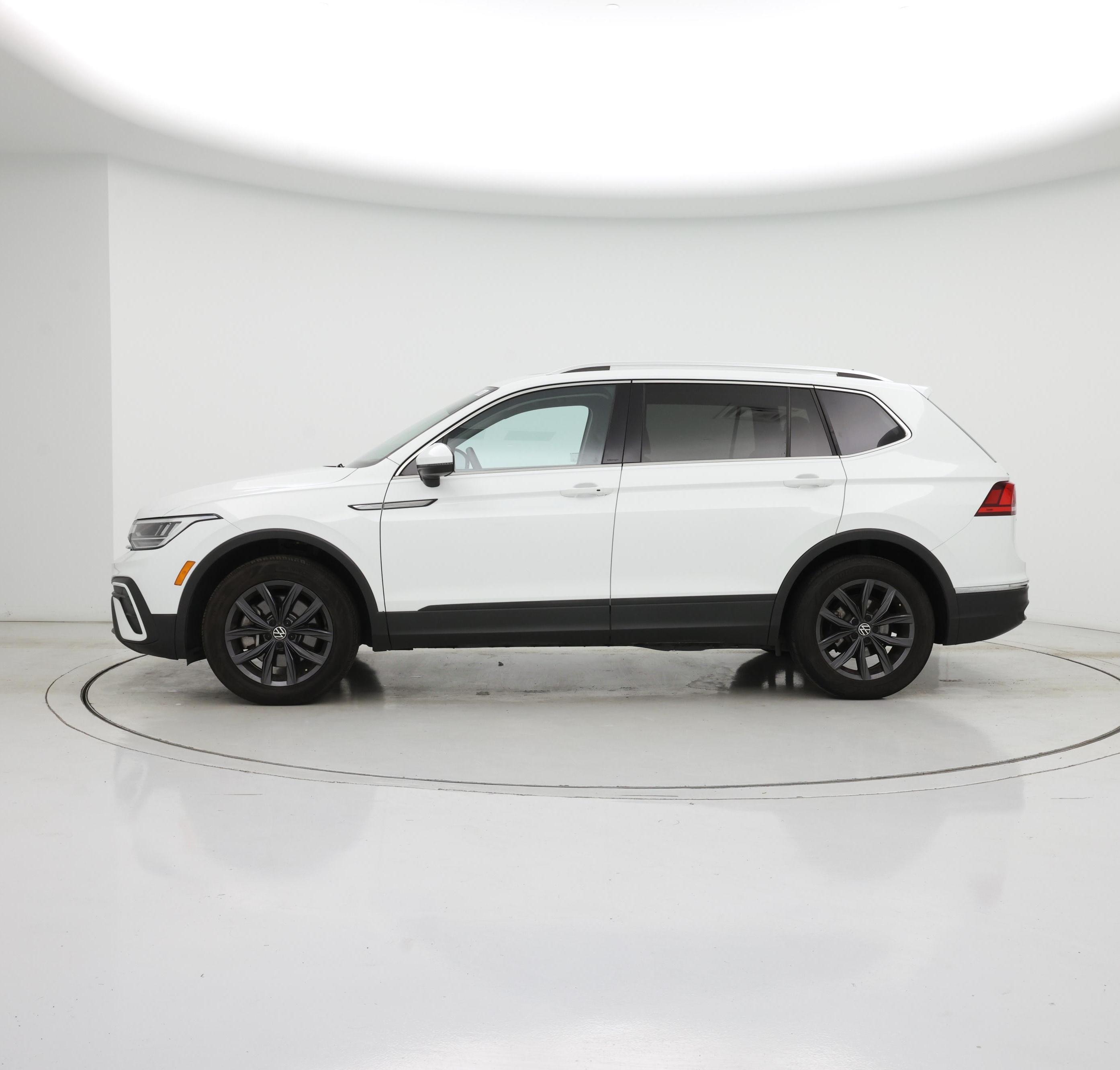 Thumbnail: 2022 Volkswagen Tiguan - 3