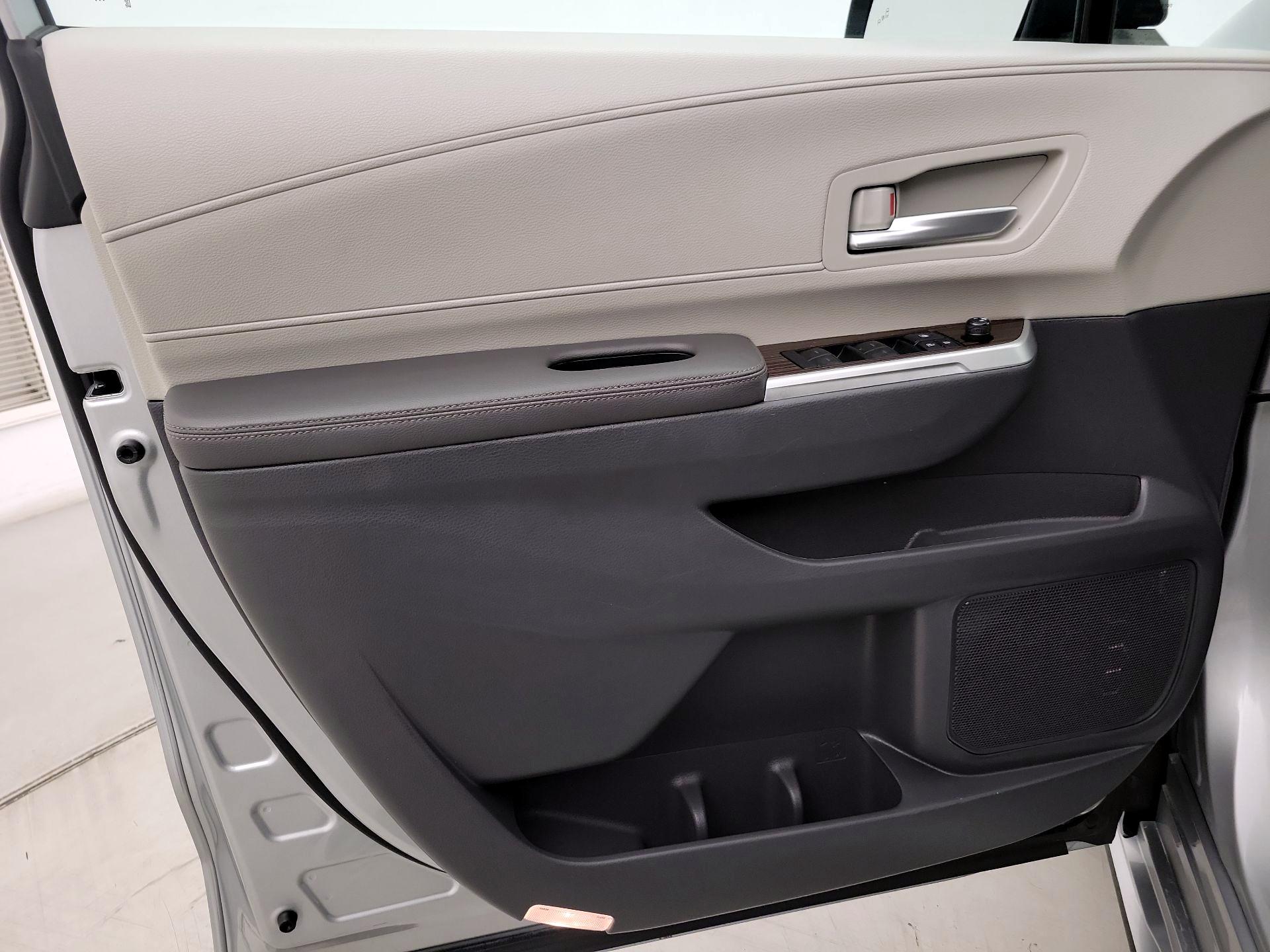 Thumbnail: 2021 Toyota Sienna - 12