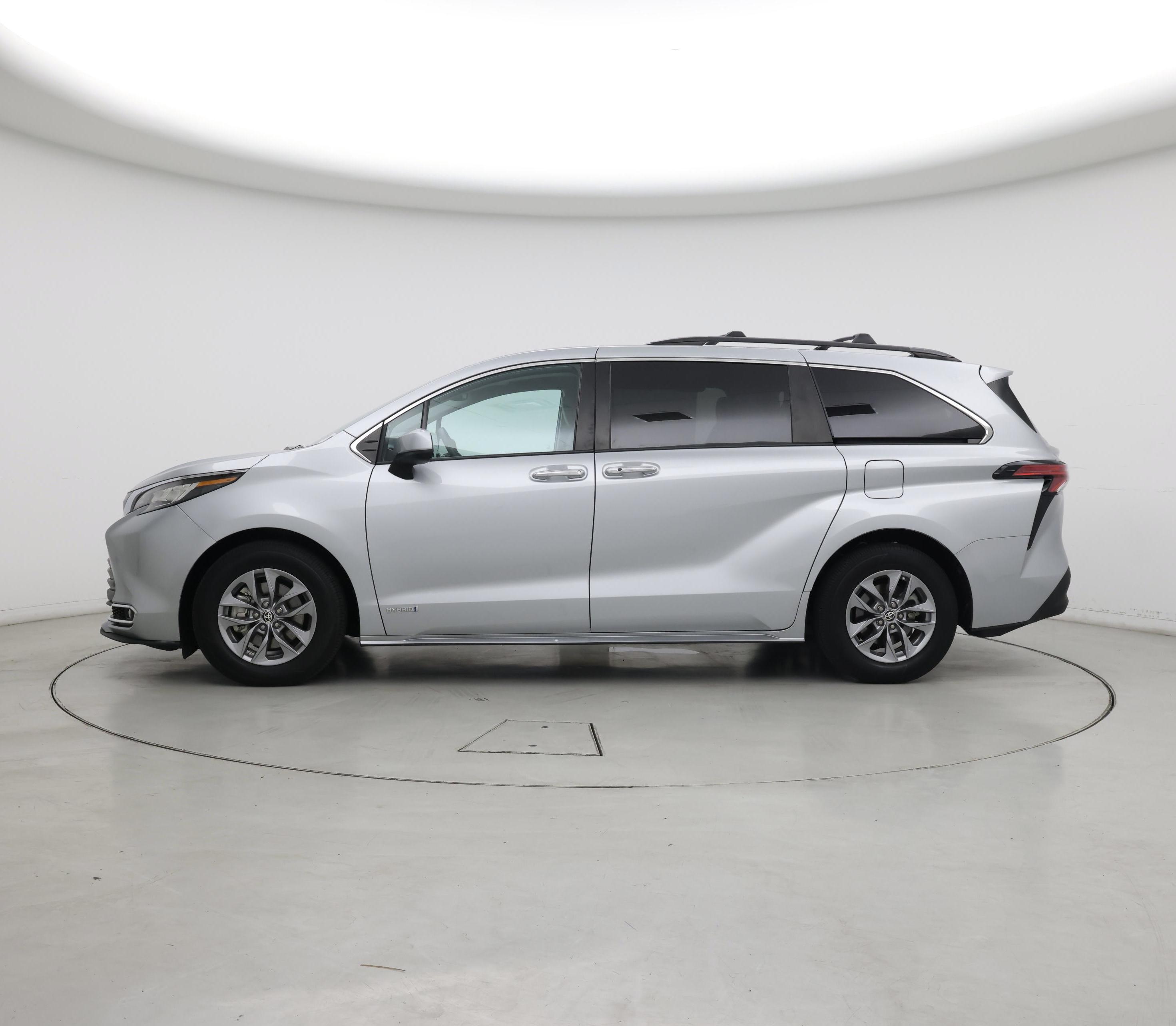 Thumbnail: 2021 Toyota Sienna - 3