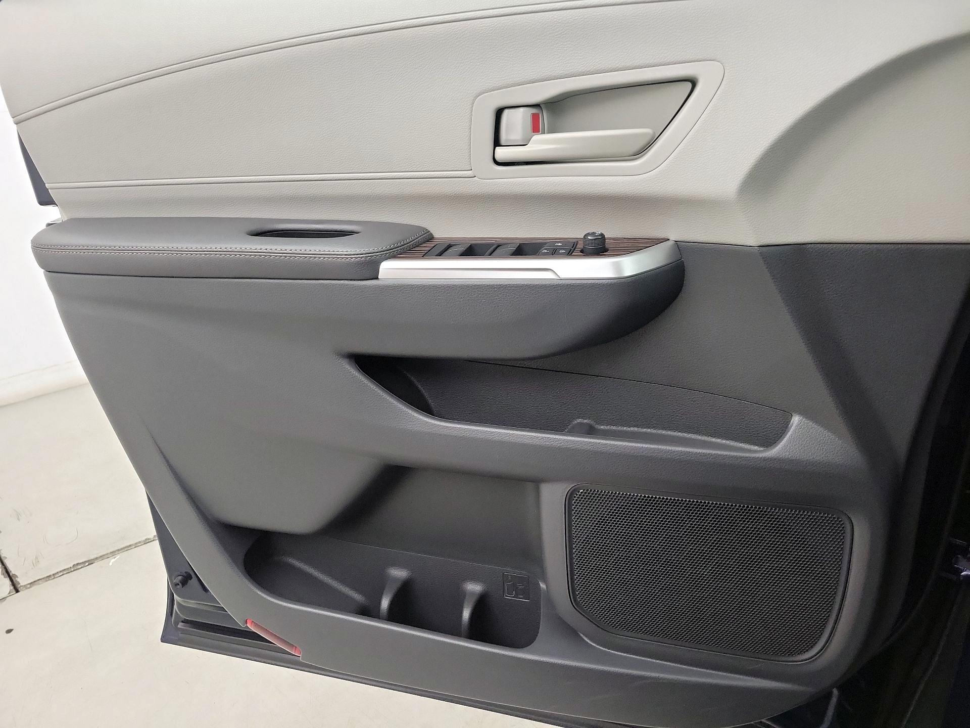 Thumbnail: 2021 Toyota Sienna - 12