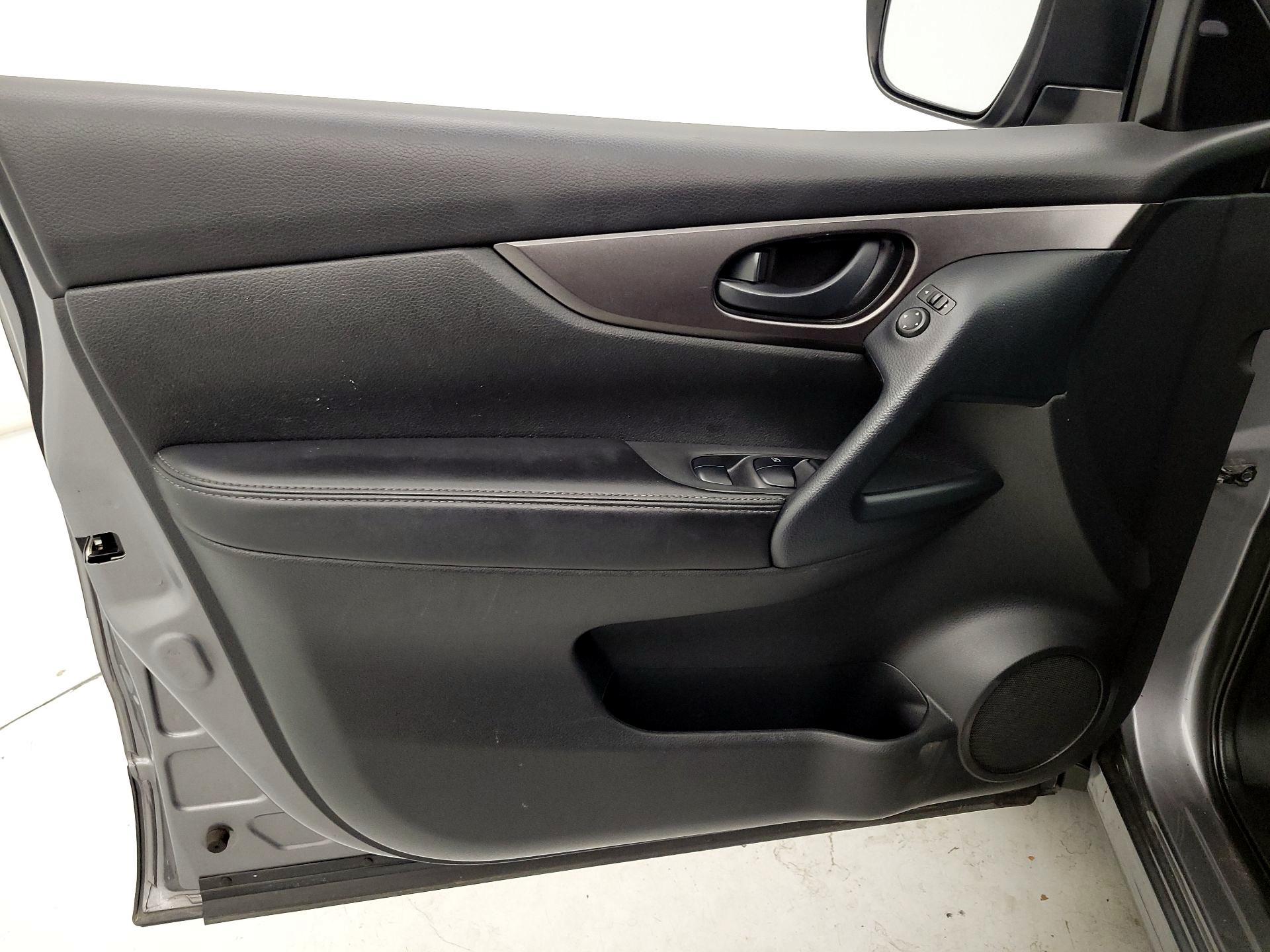 Thumbnail: 2021 Nissan Rogue Sport - 12