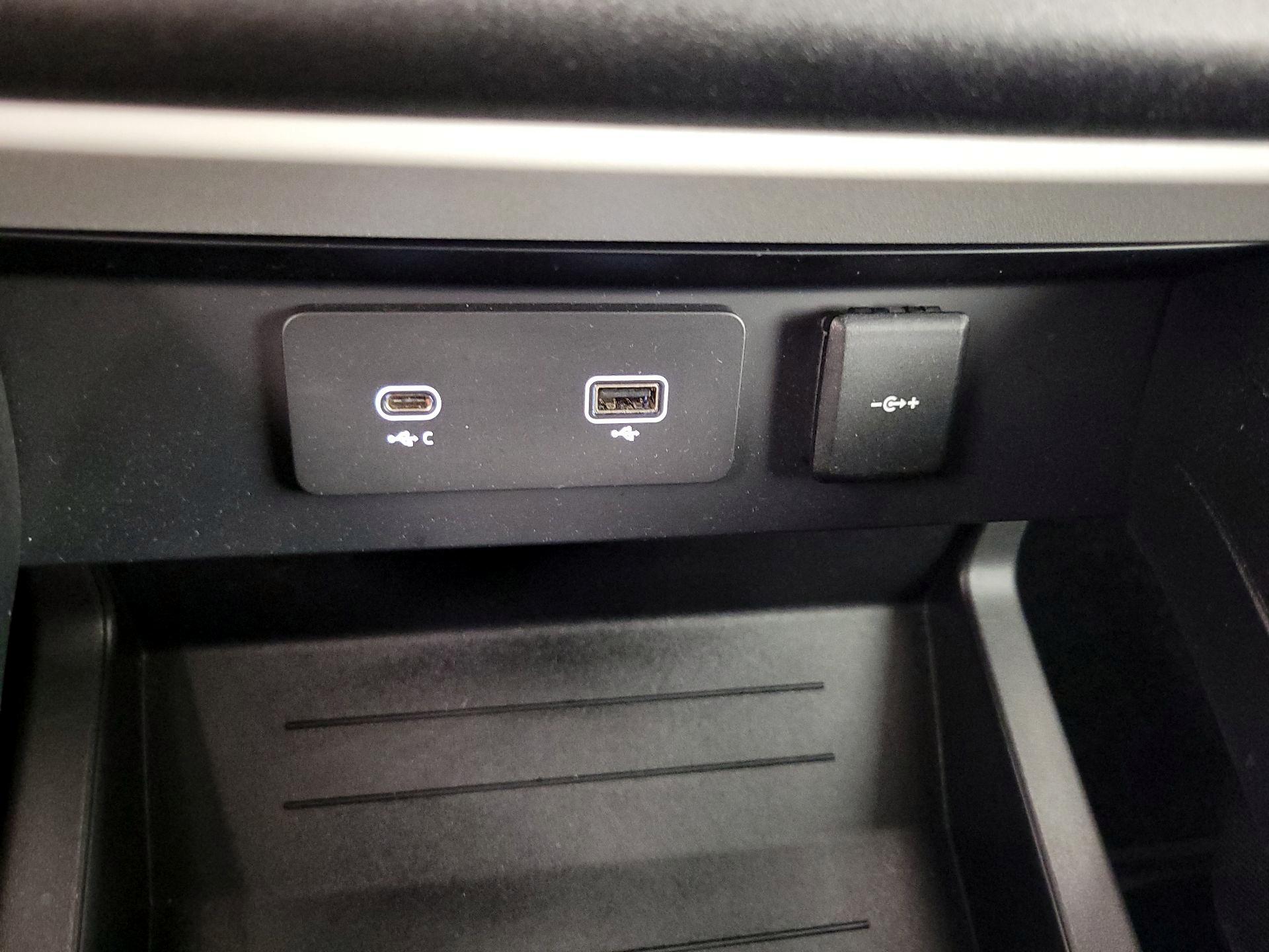 Thumbnail: 2022 Land Rover Defender - 19