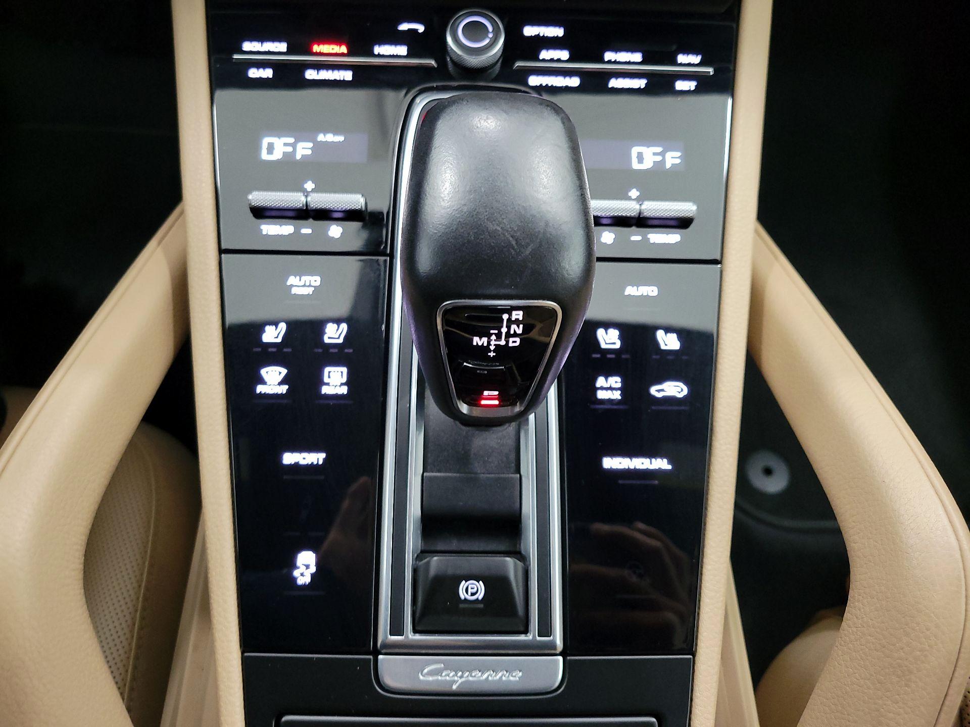 Thumbnail: 2020 Porsche Cayenne - 17