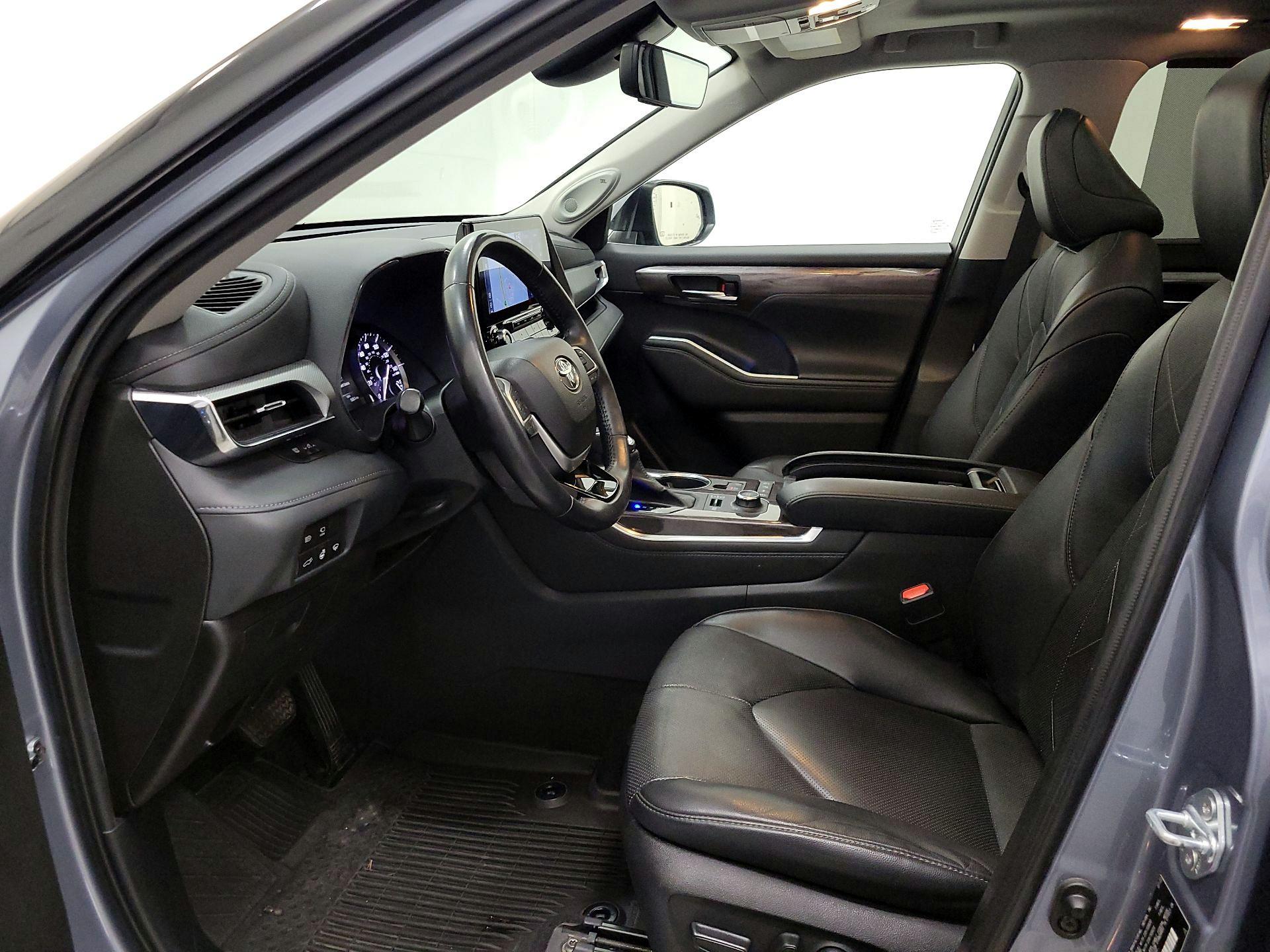 Thumbnail: 2022 Toyota Highlander - 11