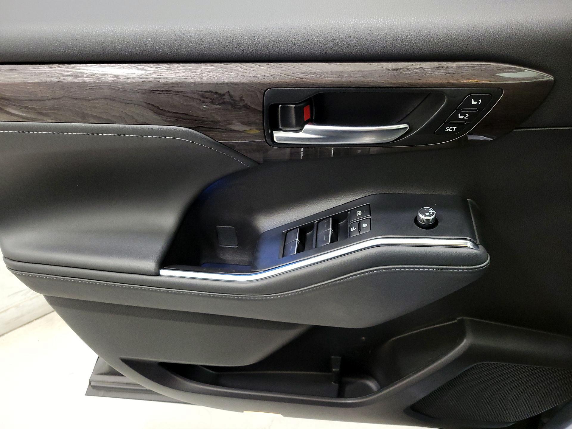 Thumbnail: 2022 Toyota Highlander - 12