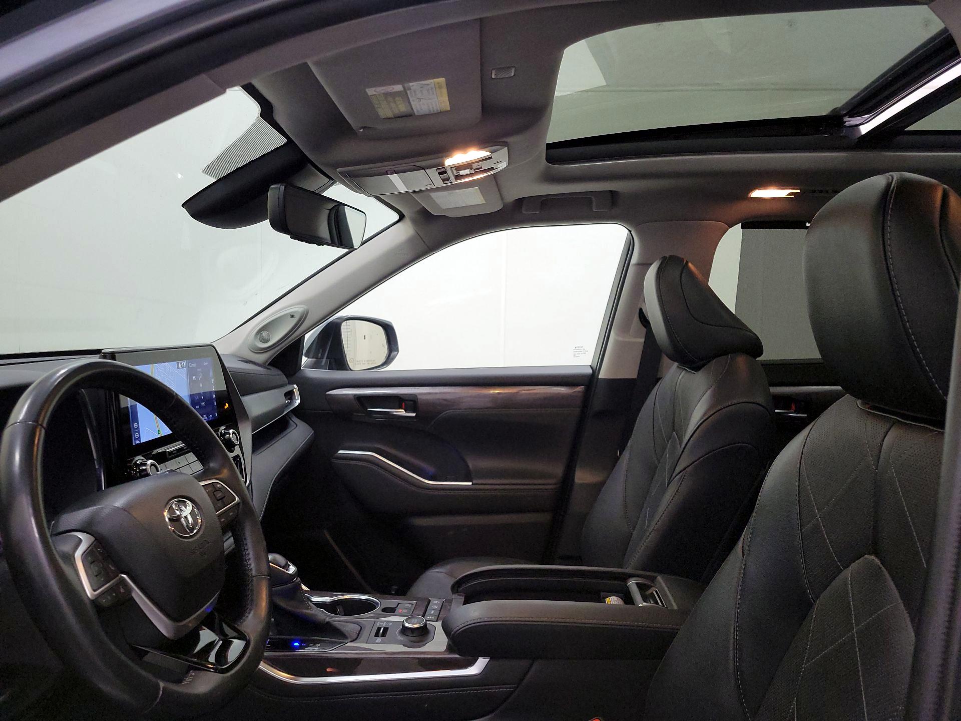 Thumbnail: 2022 Toyota Highlander - 20