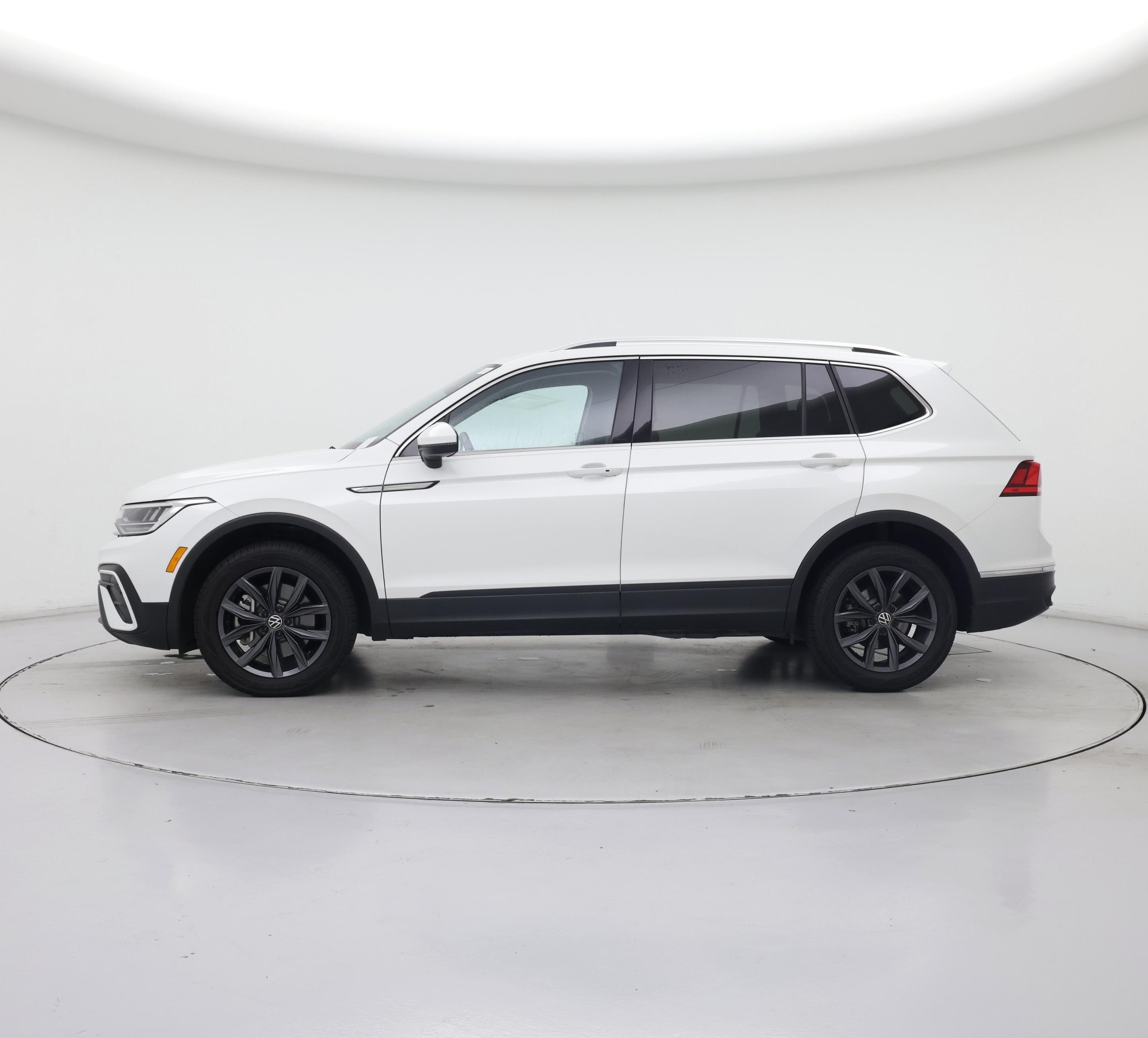 Thumbnail: 2023 Volkswagen Tiguan - 3