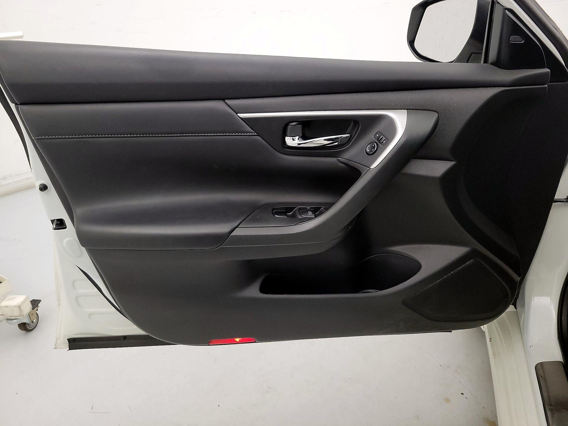 Thumbnail: 2016 Nissan Altima - 12