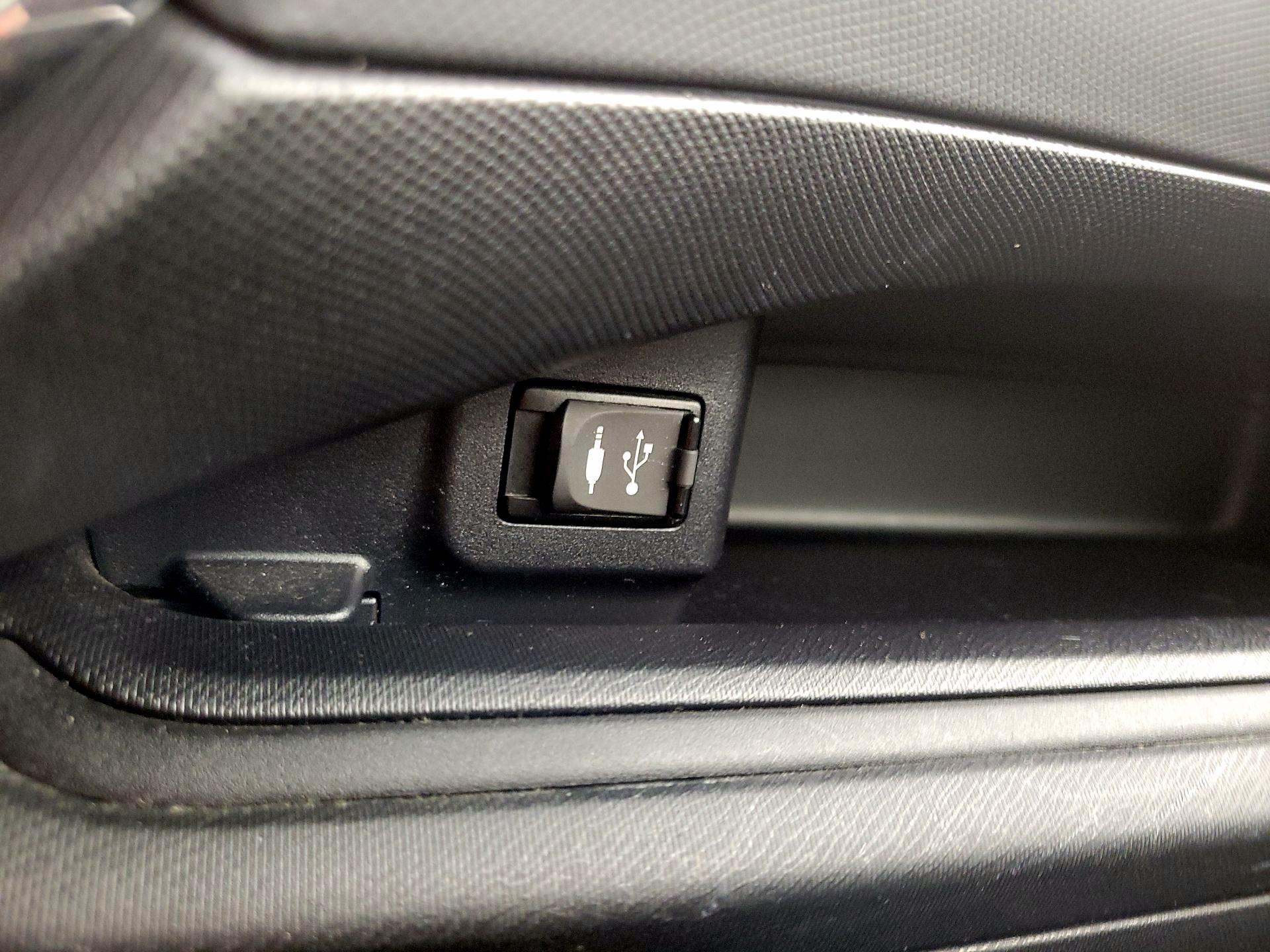 Thumbnail: 2018 Toyota Prius c - 18