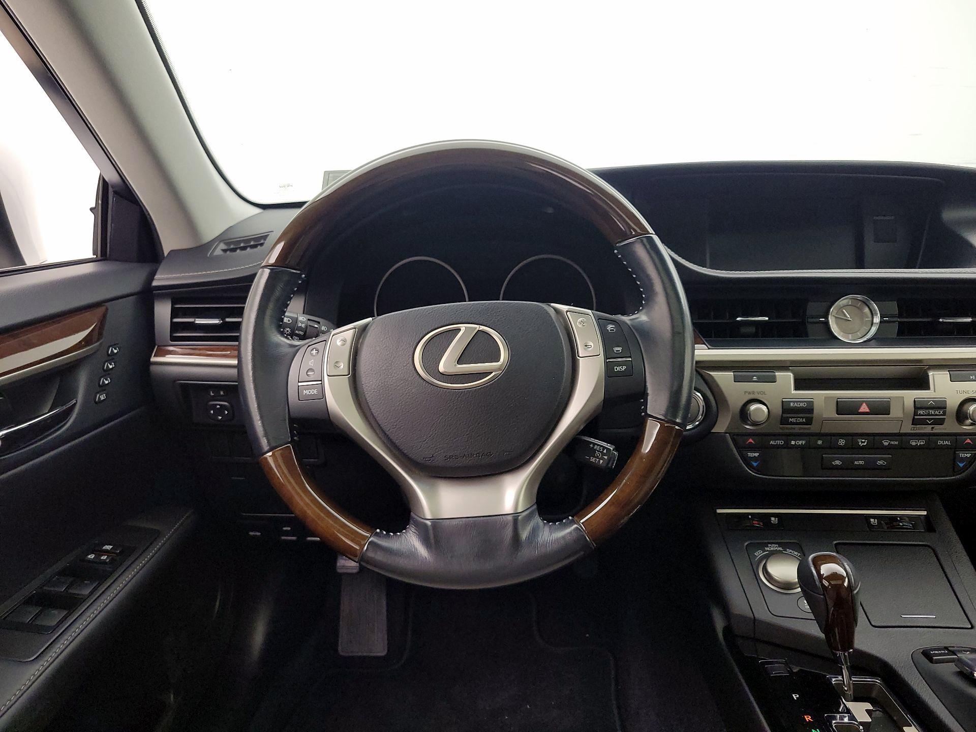 Thumbnail: 2015 Lexus ES - 10