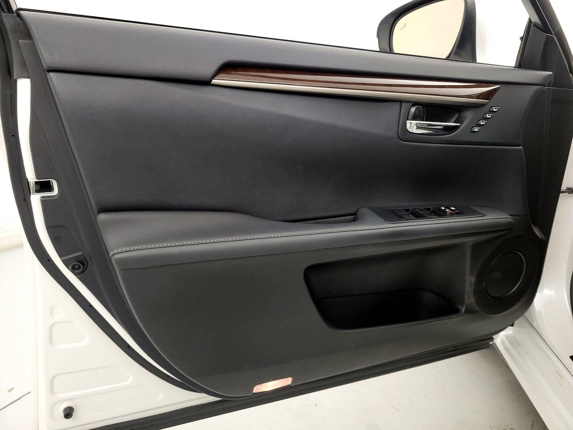 Thumbnail: 2015 Lexus ES - 12