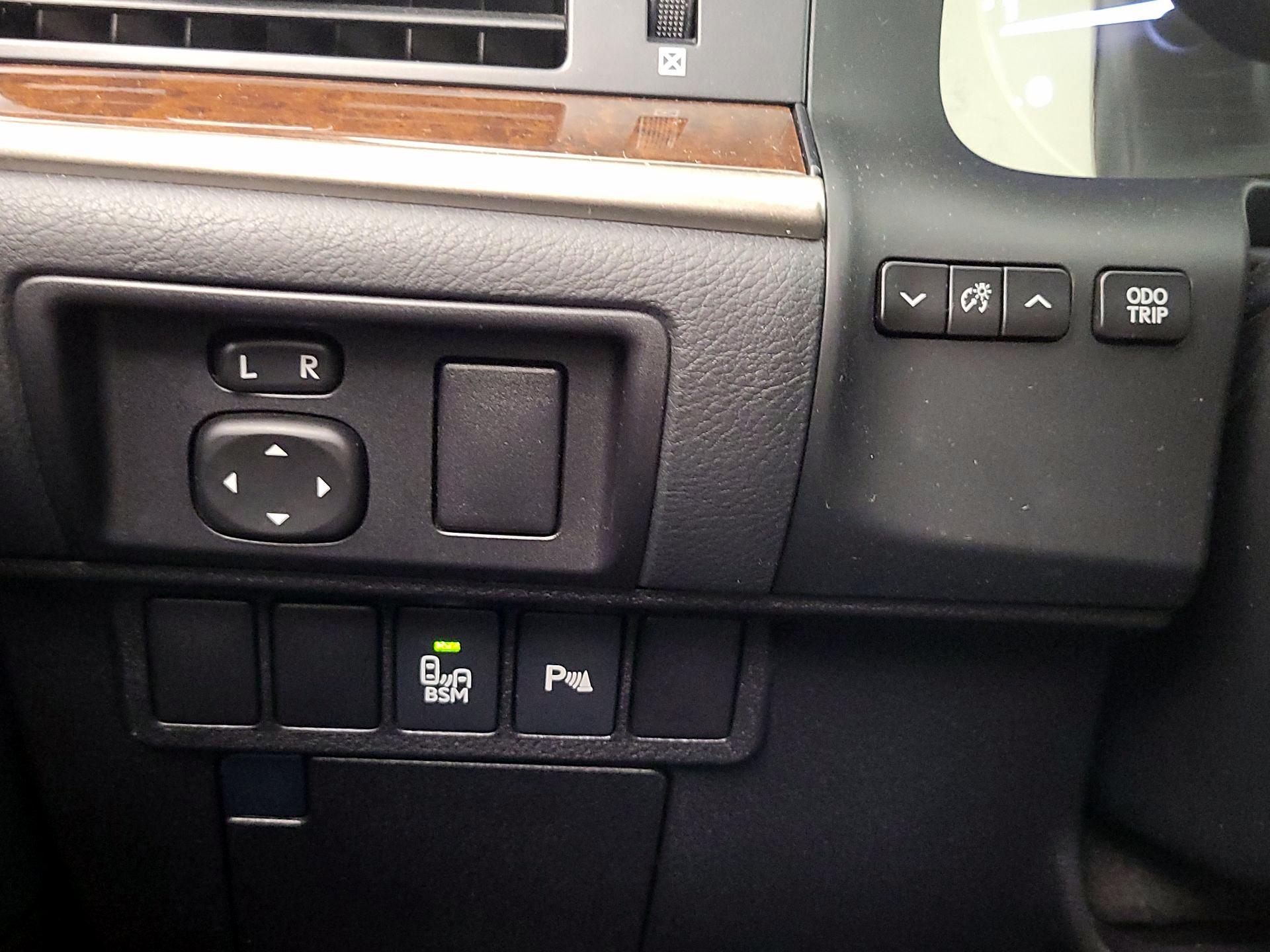 Thumbnail: 2015 Lexus ES - 13