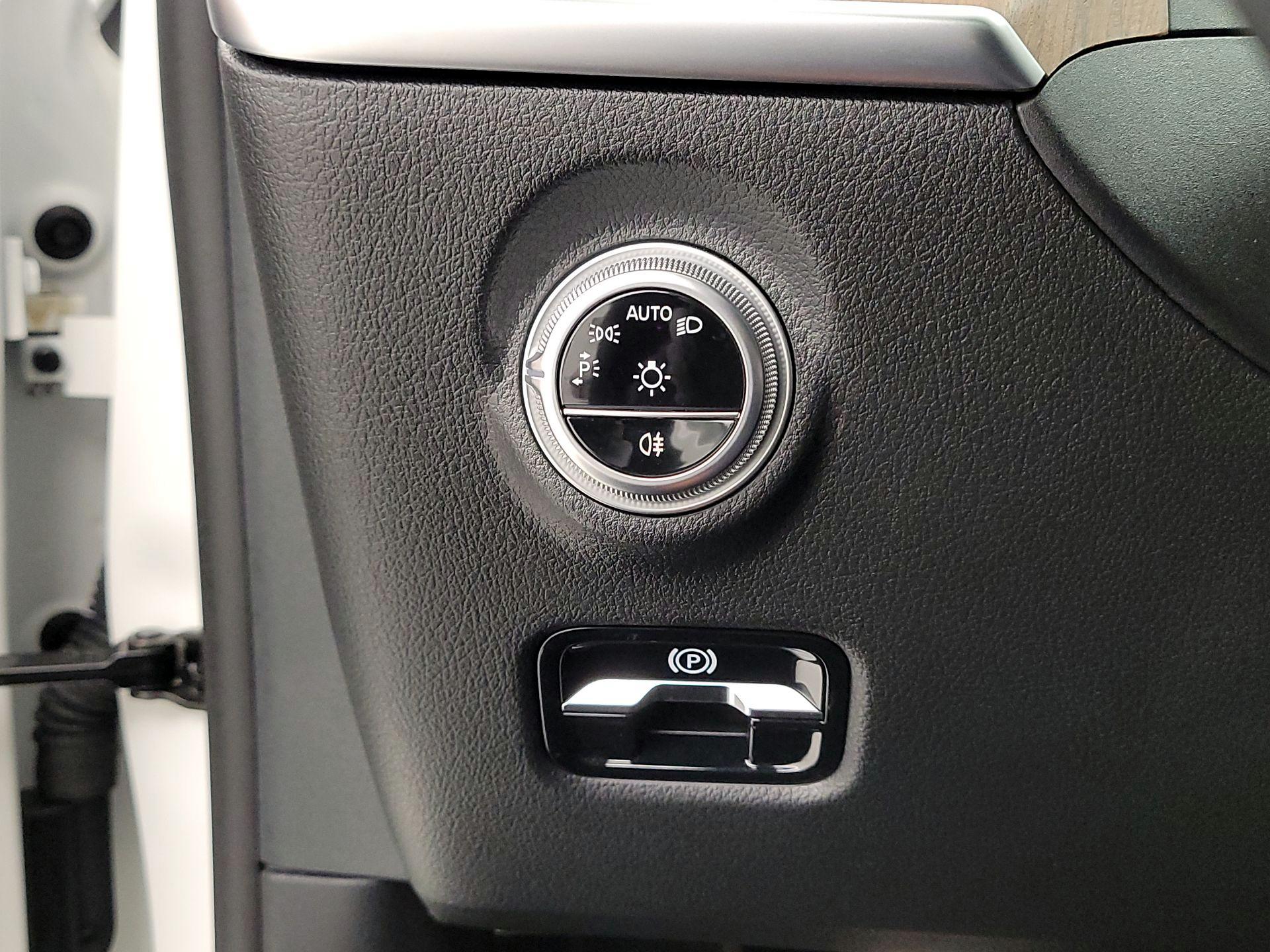 Thumbnail: 2023 Mercedes-Benz C-Class - 13