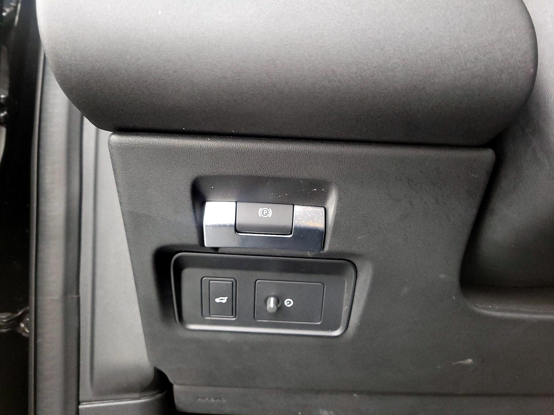 Thumbnail: 2021 Land Rover Discovery Sport - 13