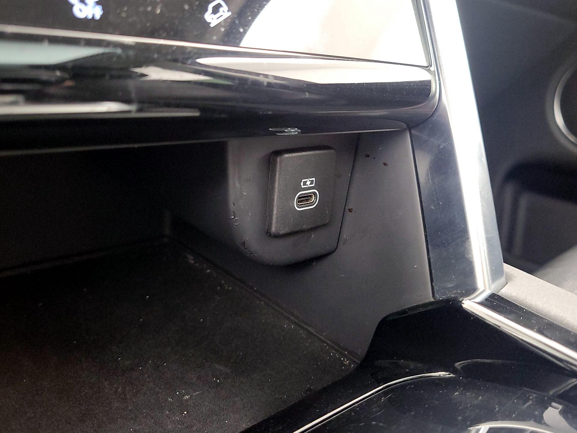 Thumbnail: 2021 Land Rover Discovery Sport - 19