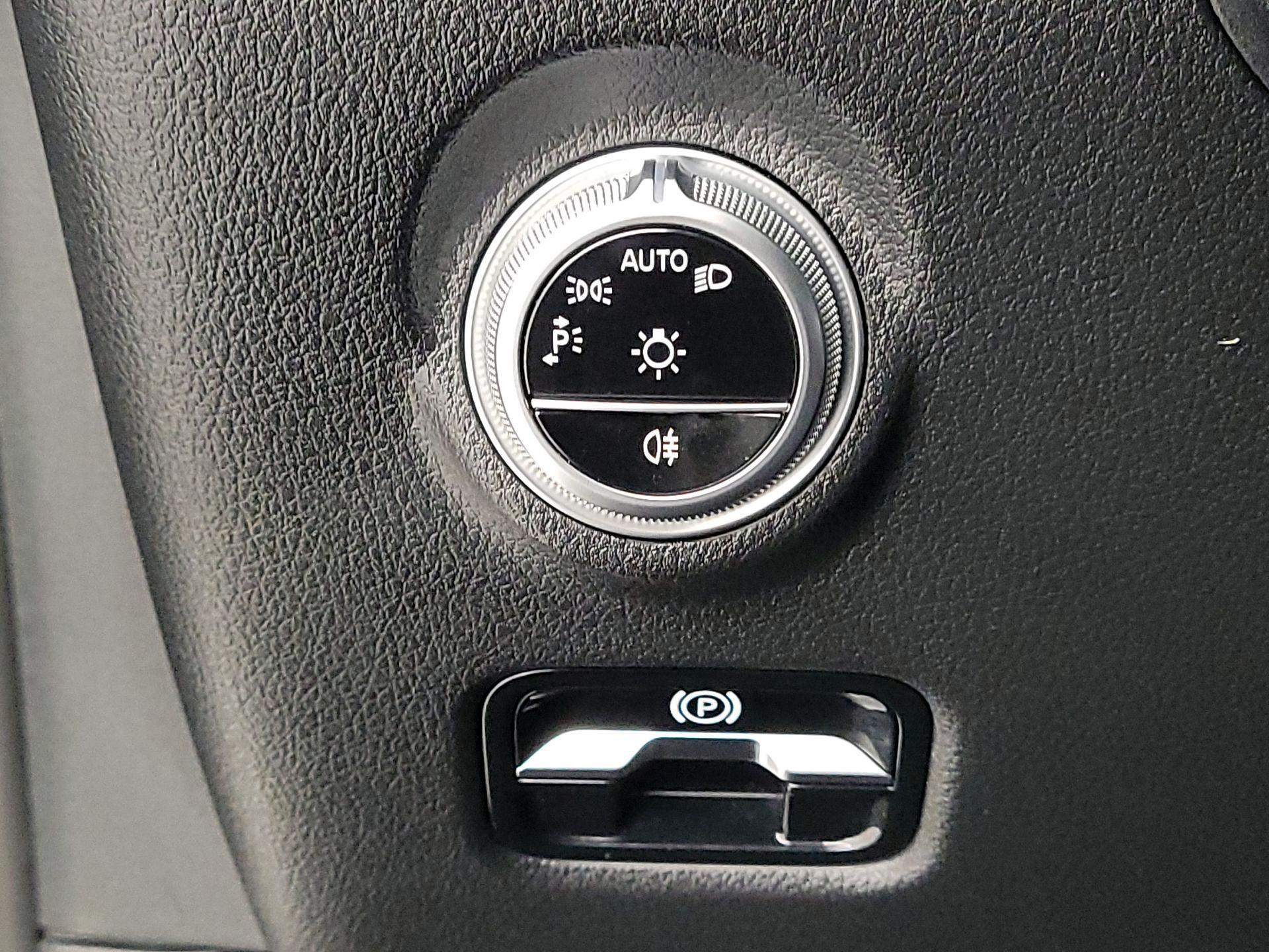 Thumbnail: 2023 Mercedes-Benz C-Class - 13