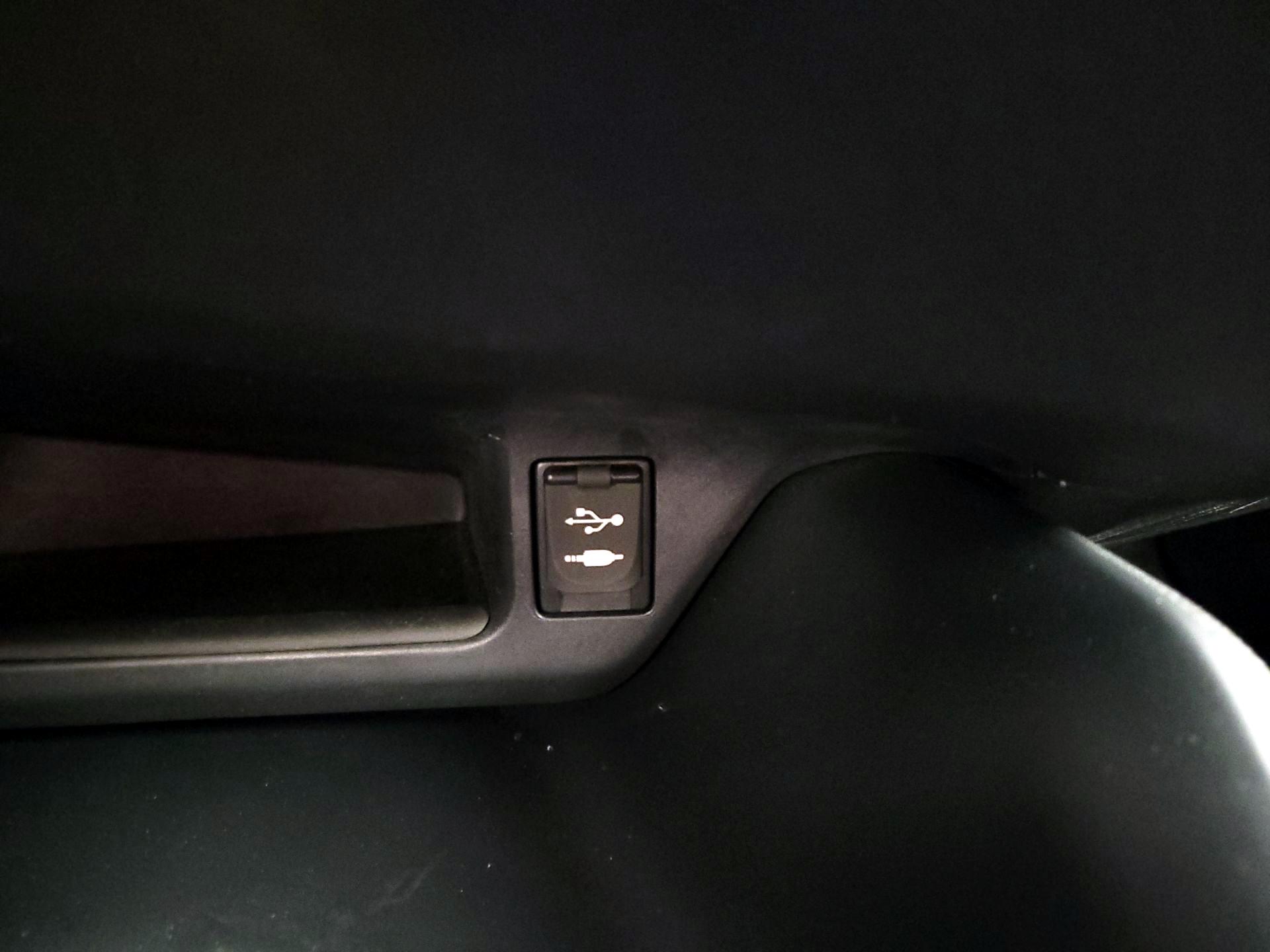 Thumbnail: 2018 Toyota C-HR - 18