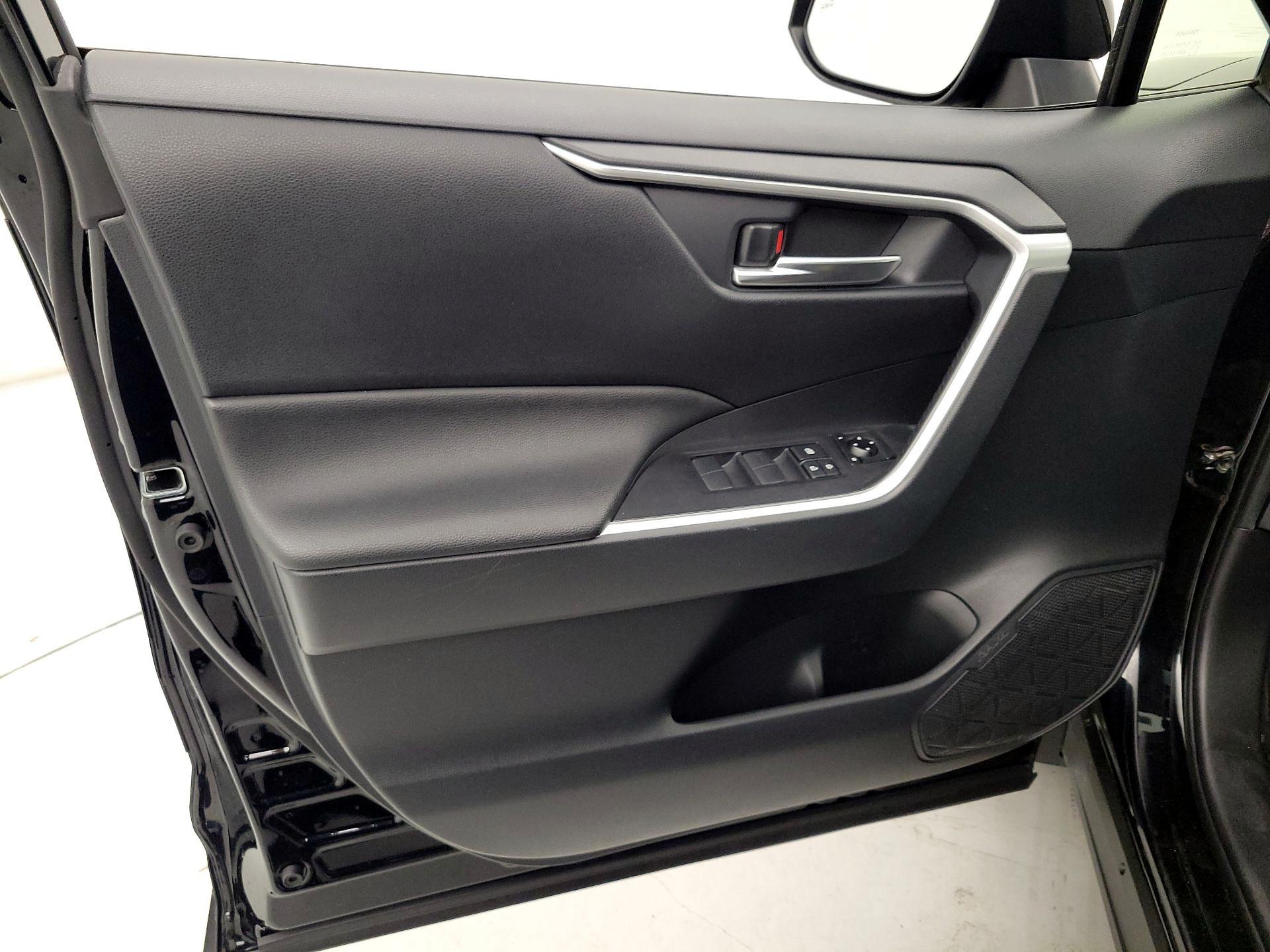 Thumbnail: 2019 Toyota RAV4 - 12