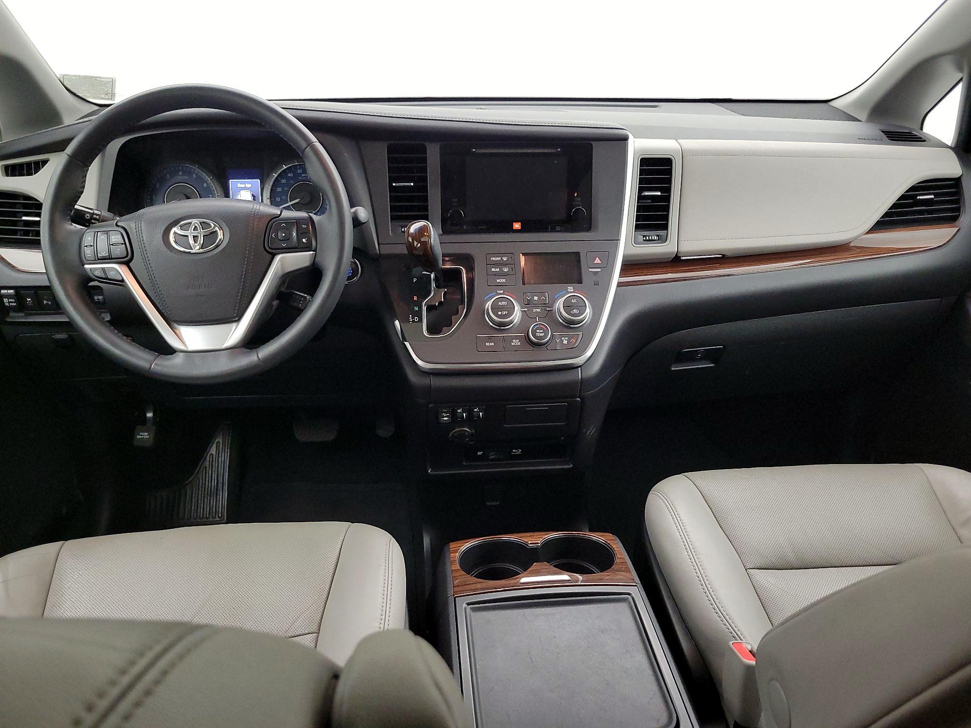 Thumbnail: 2016 Toyota Sienna - 9