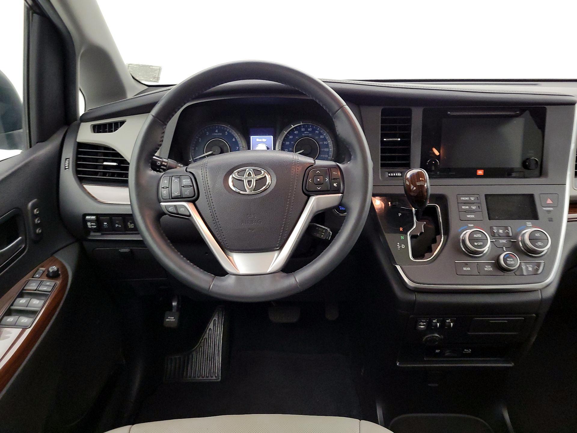 Thumbnail: 2016 Toyota Sienna - 10