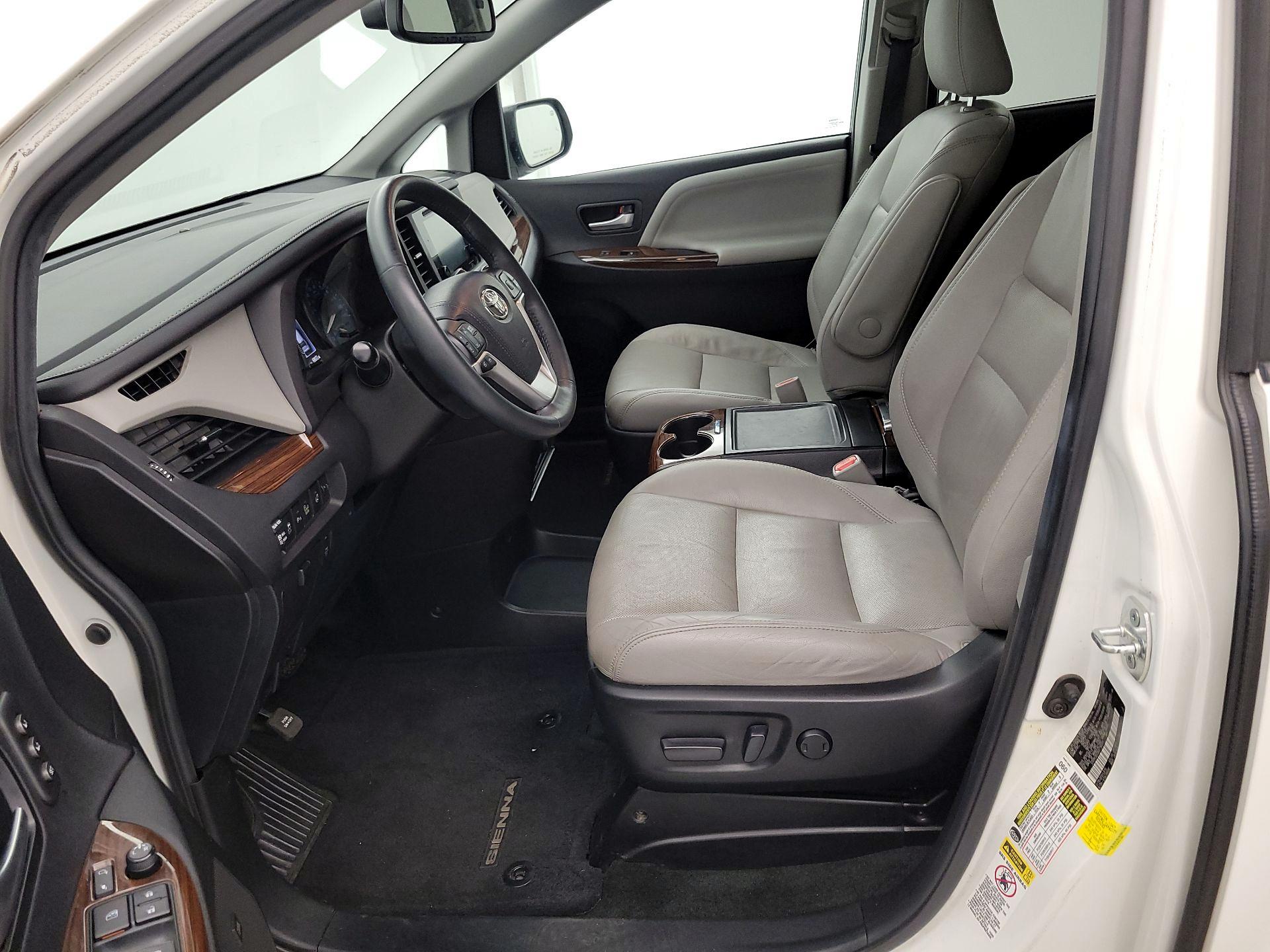 Thumbnail: 2016 Toyota Sienna - 11