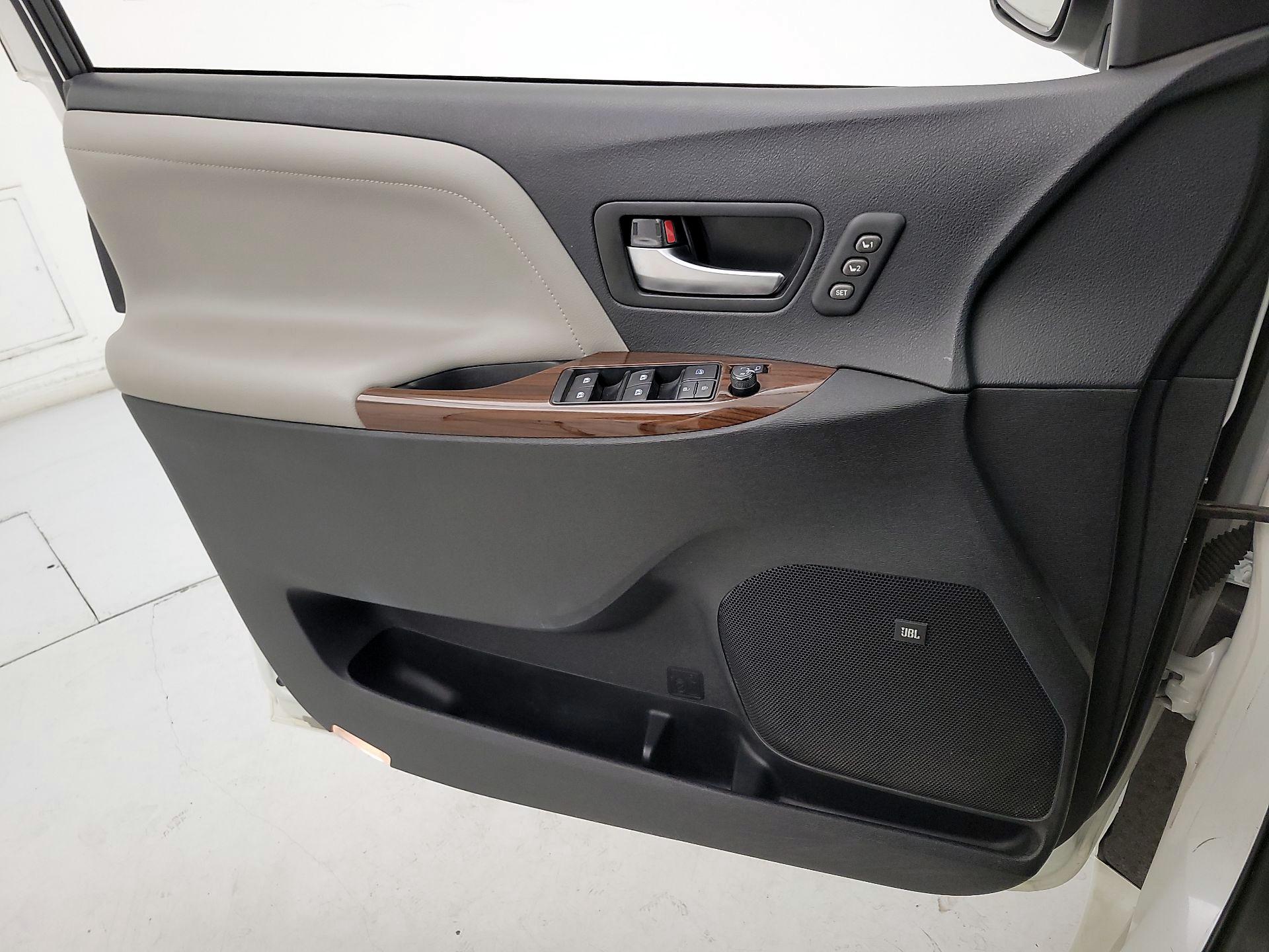 Thumbnail: 2016 Toyota Sienna - 12