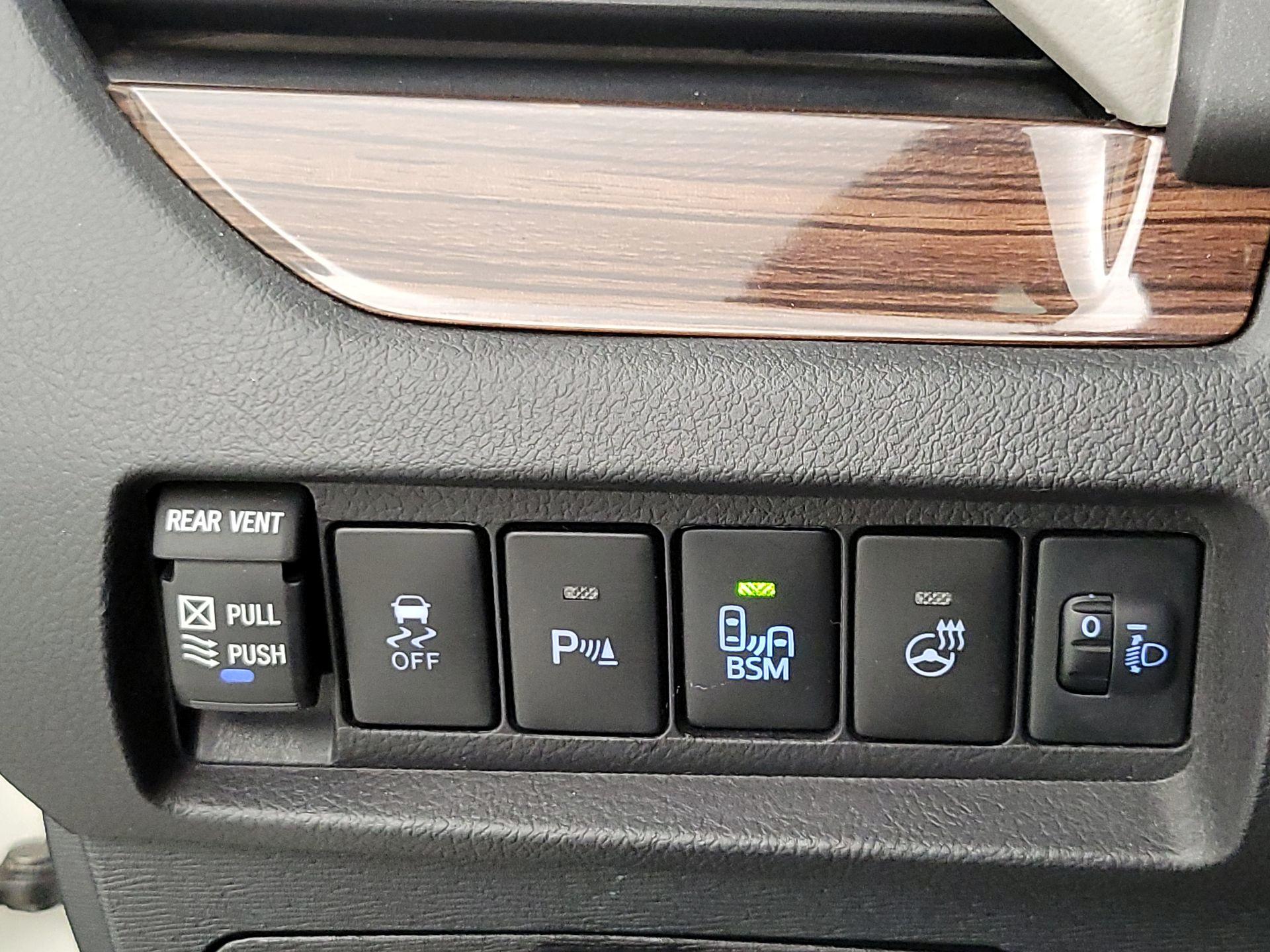 Thumbnail: 2016 Toyota Sienna - 13