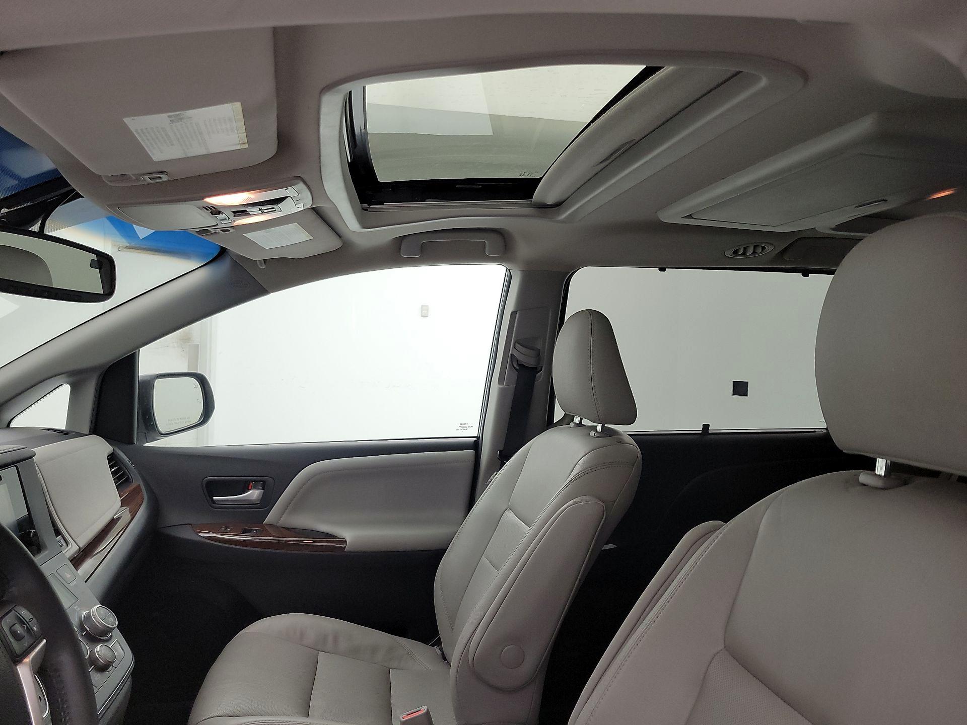 Thumbnail: 2016 Toyota Sienna - 19