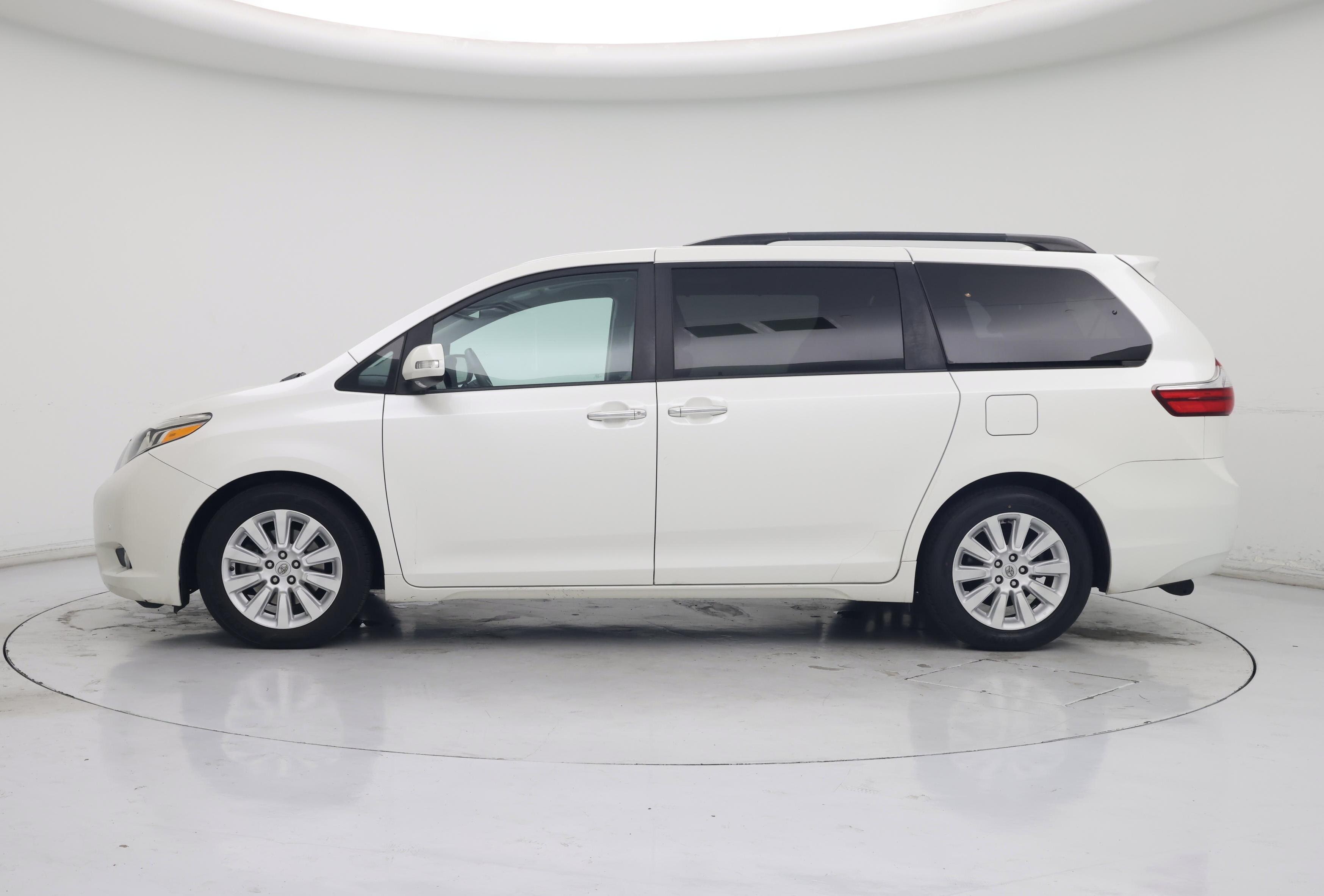 Thumbnail: 2016 Toyota Sienna - 3