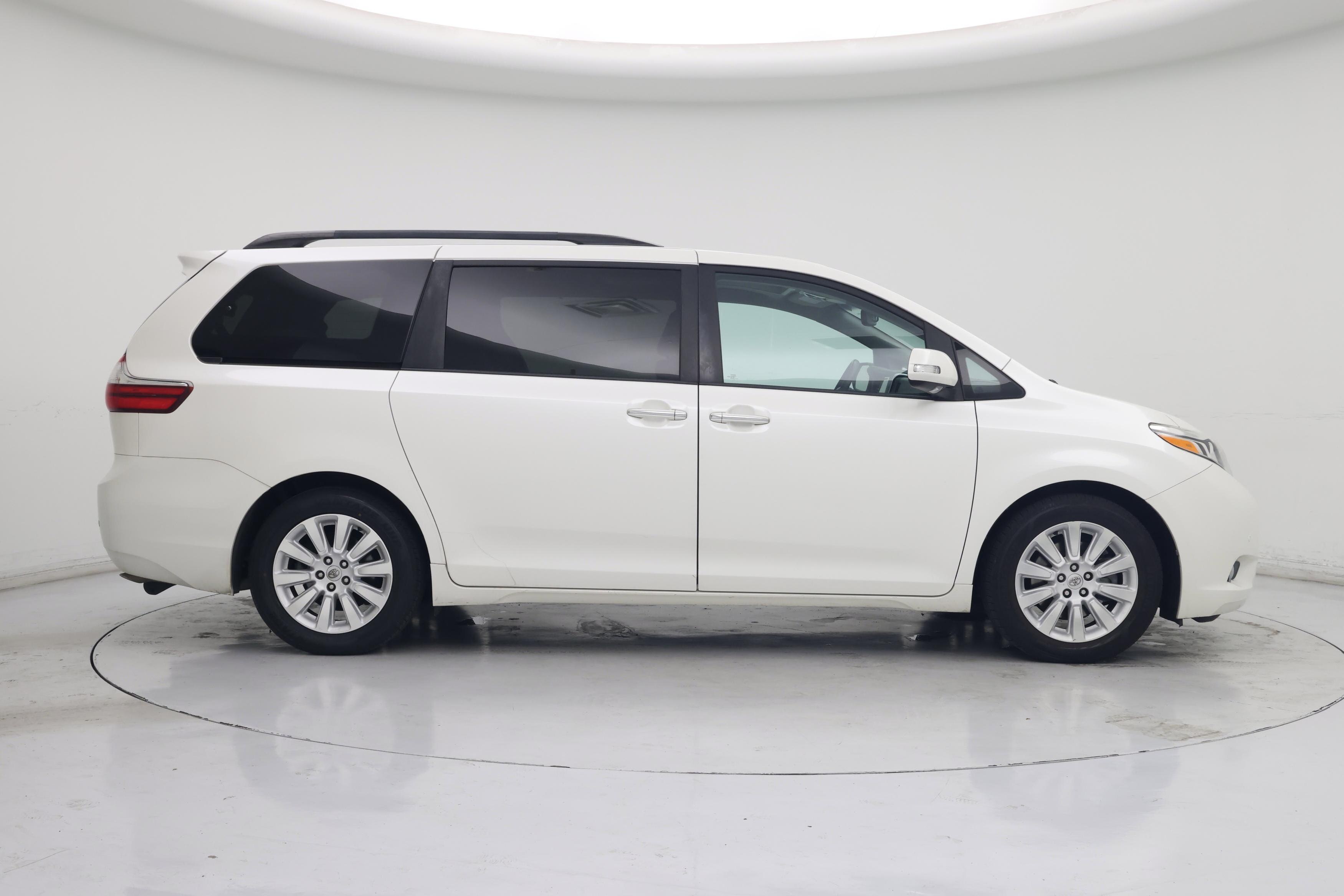 Thumbnail: 2016 Toyota Sienna - 7