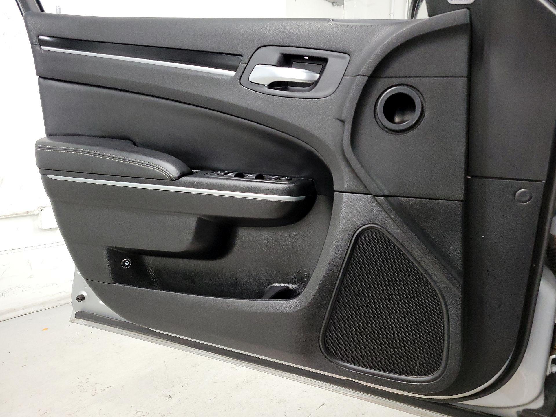 Thumbnail: 2023 Chrysler 300 - 10