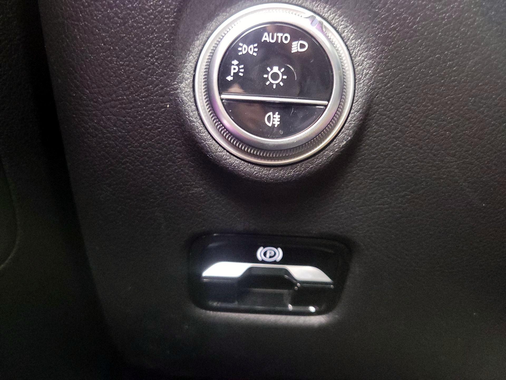 Thumbnail: 2023 Mercedes-Benz C-Class - 13