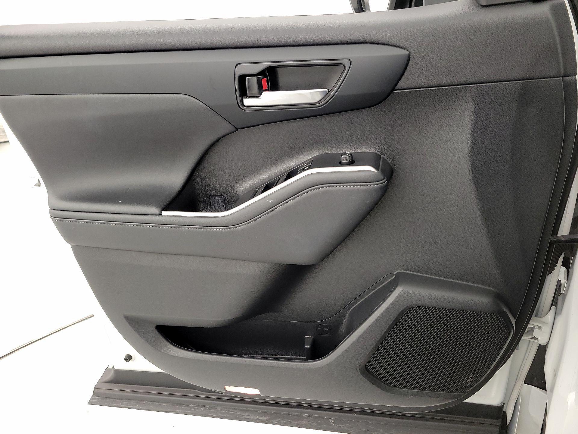 Thumbnail: 2023 Toyota Highlander - 12