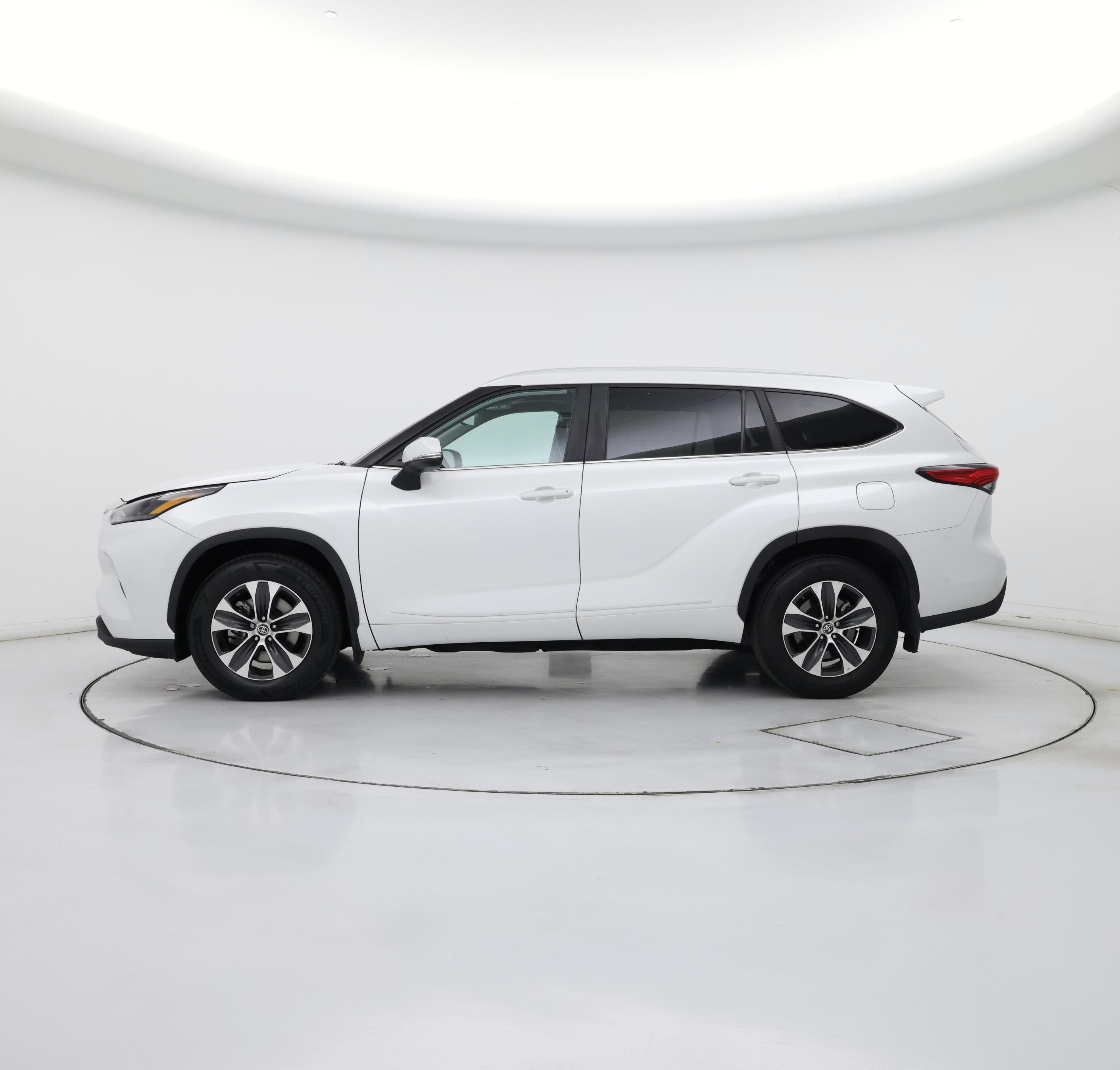 Thumbnail: 2023 Toyota Highlander - 3