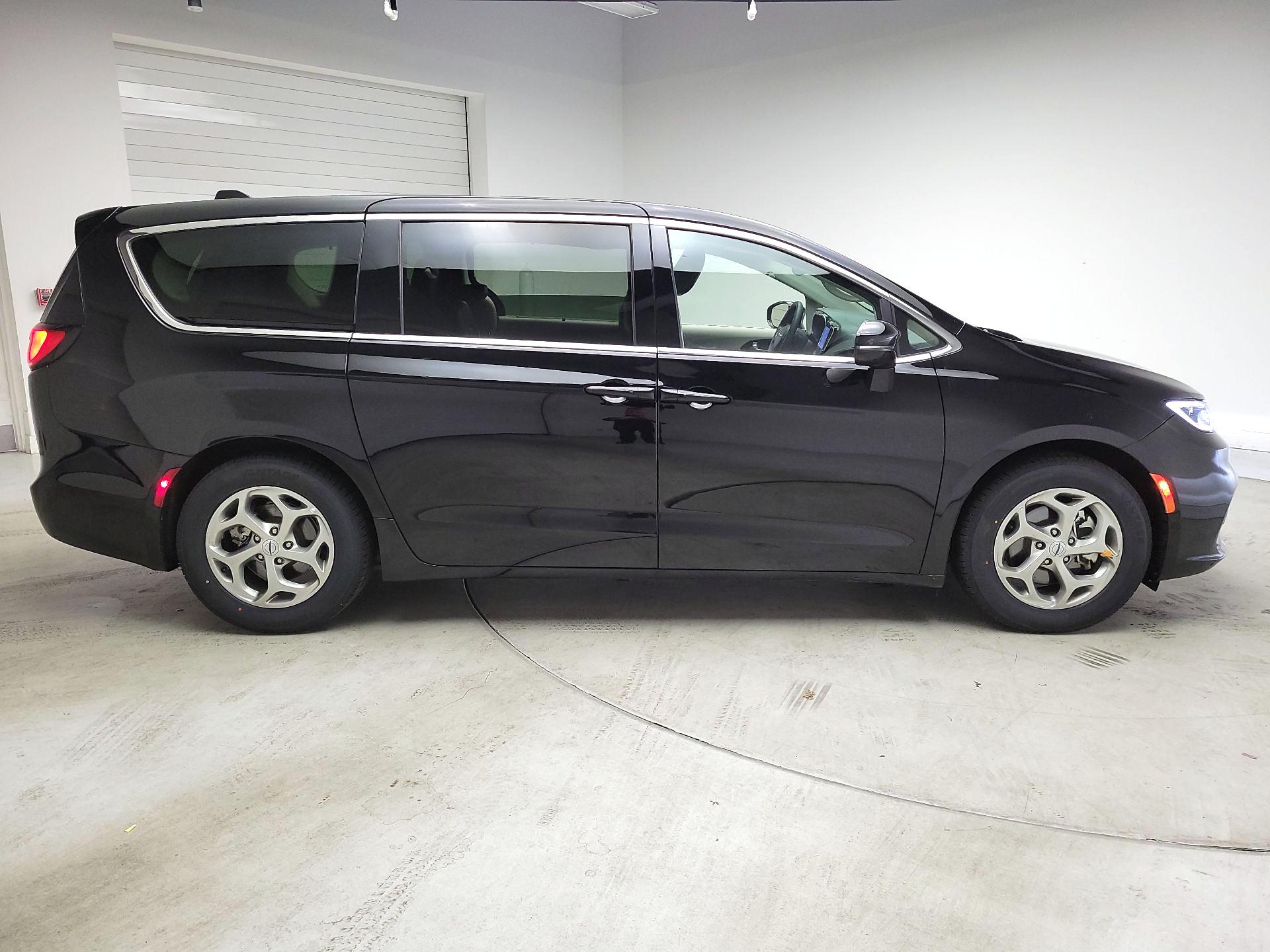 Thumbnail: 2024 Chrysler Pacifica - 4