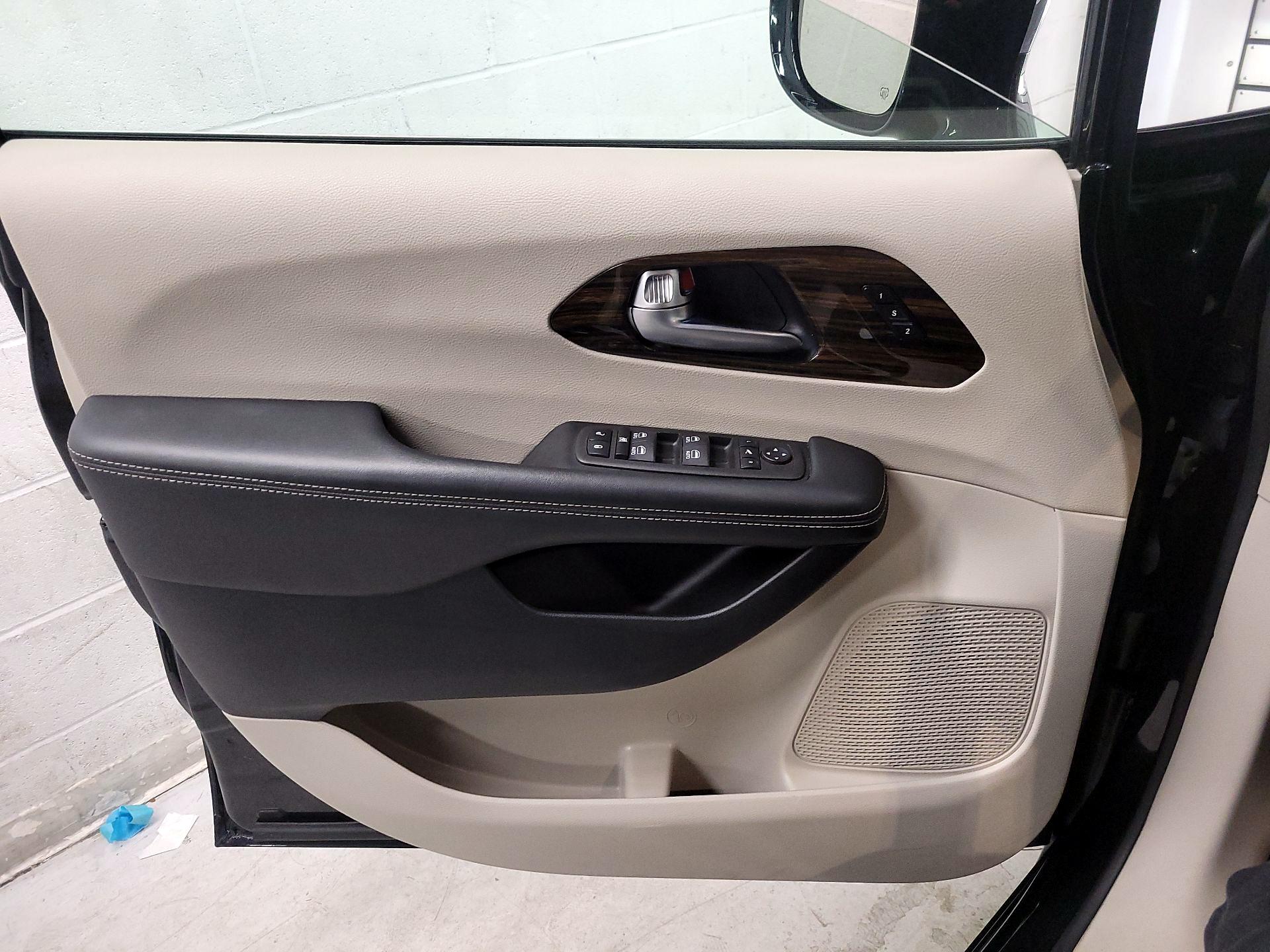 Thumbnail: 2023 Chrysler Pacifica - 10