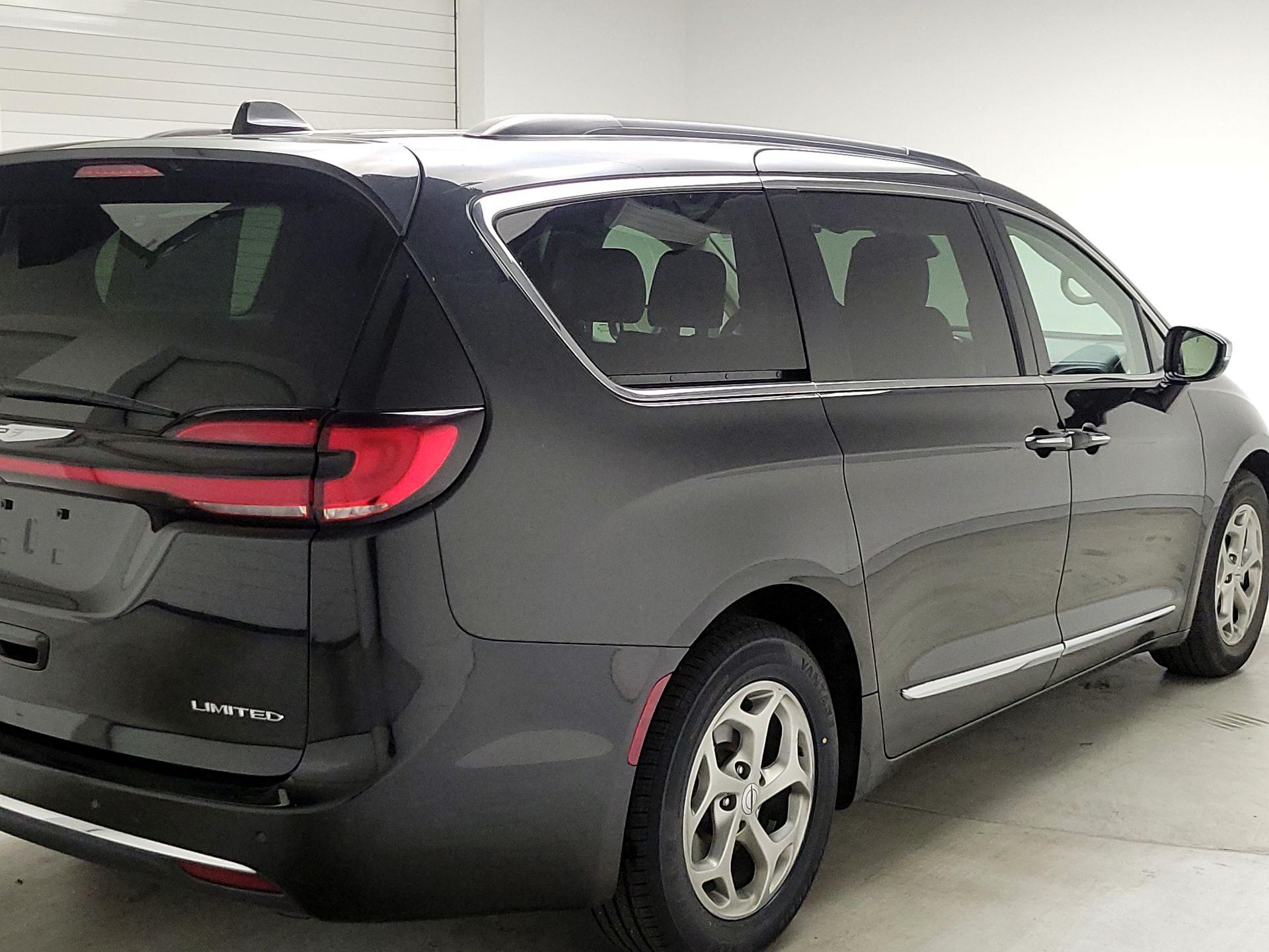 Thumbnail: 2023 Chrysler Pacifica - 5