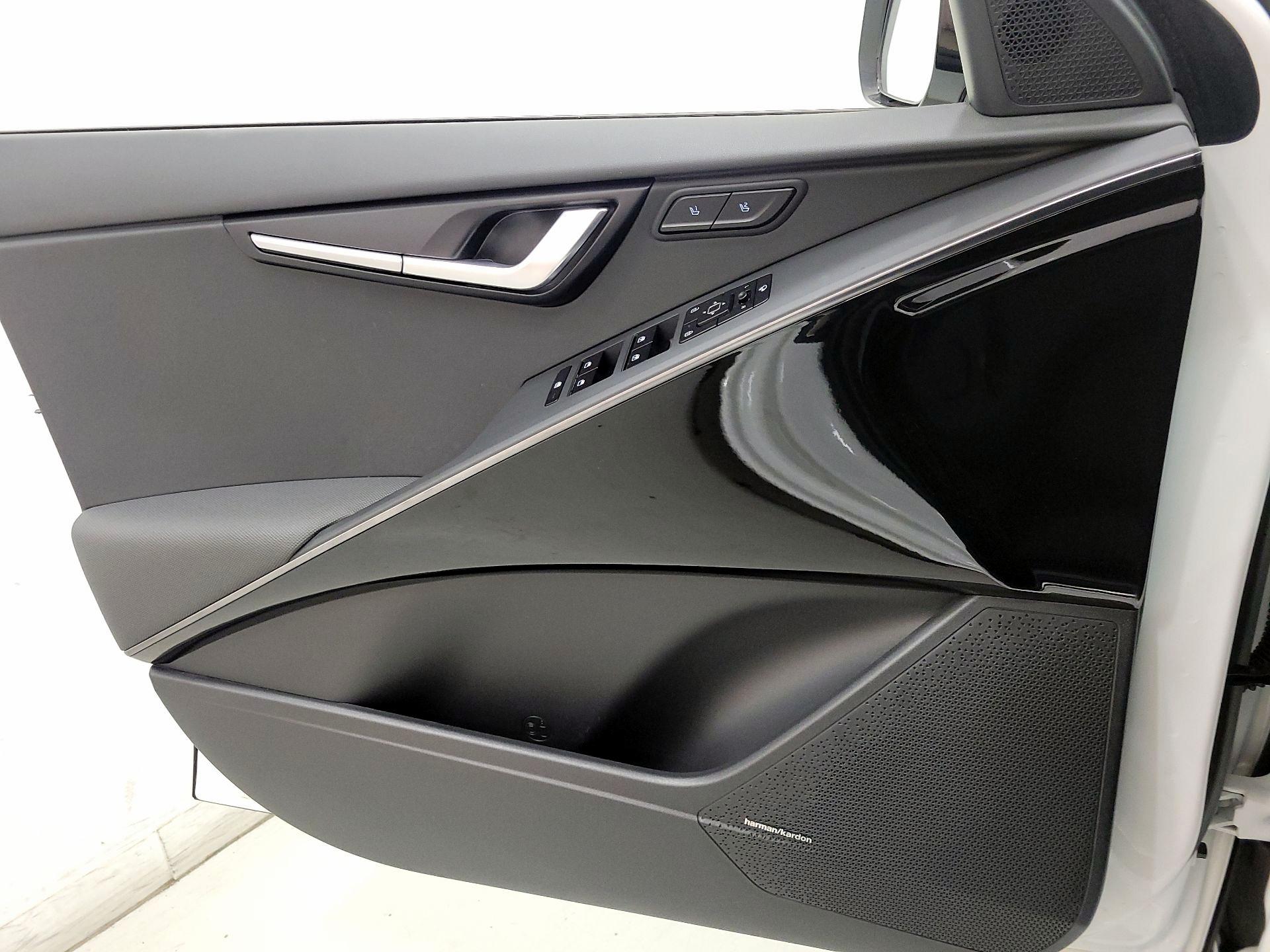 Thumbnail: 2023 Kia Niro - 12