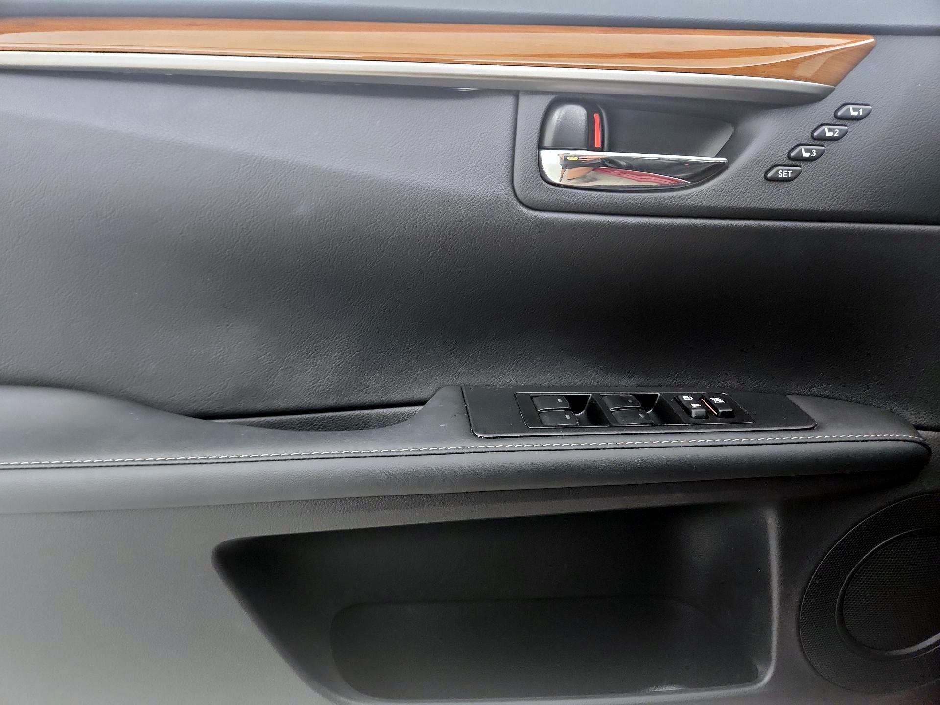 Thumbnail: 2015 Lexus ES - 12