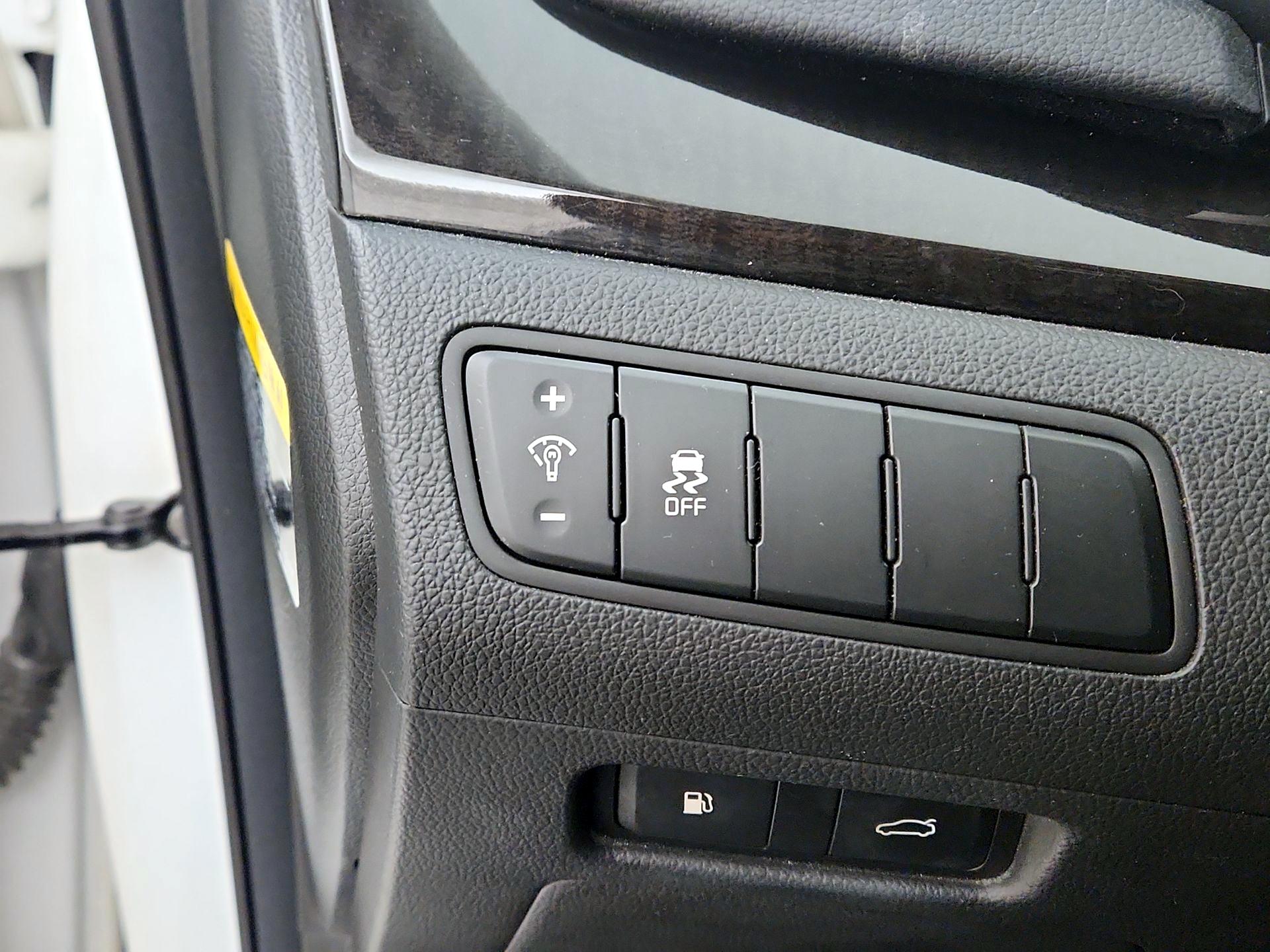 Thumbnail: 2016 Kia Cadenza - 13