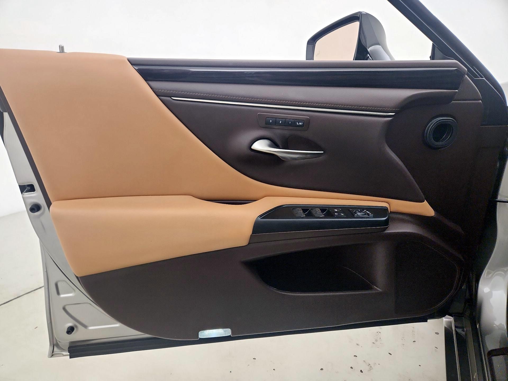 Thumbnail: 2021 Lexus ES - 12