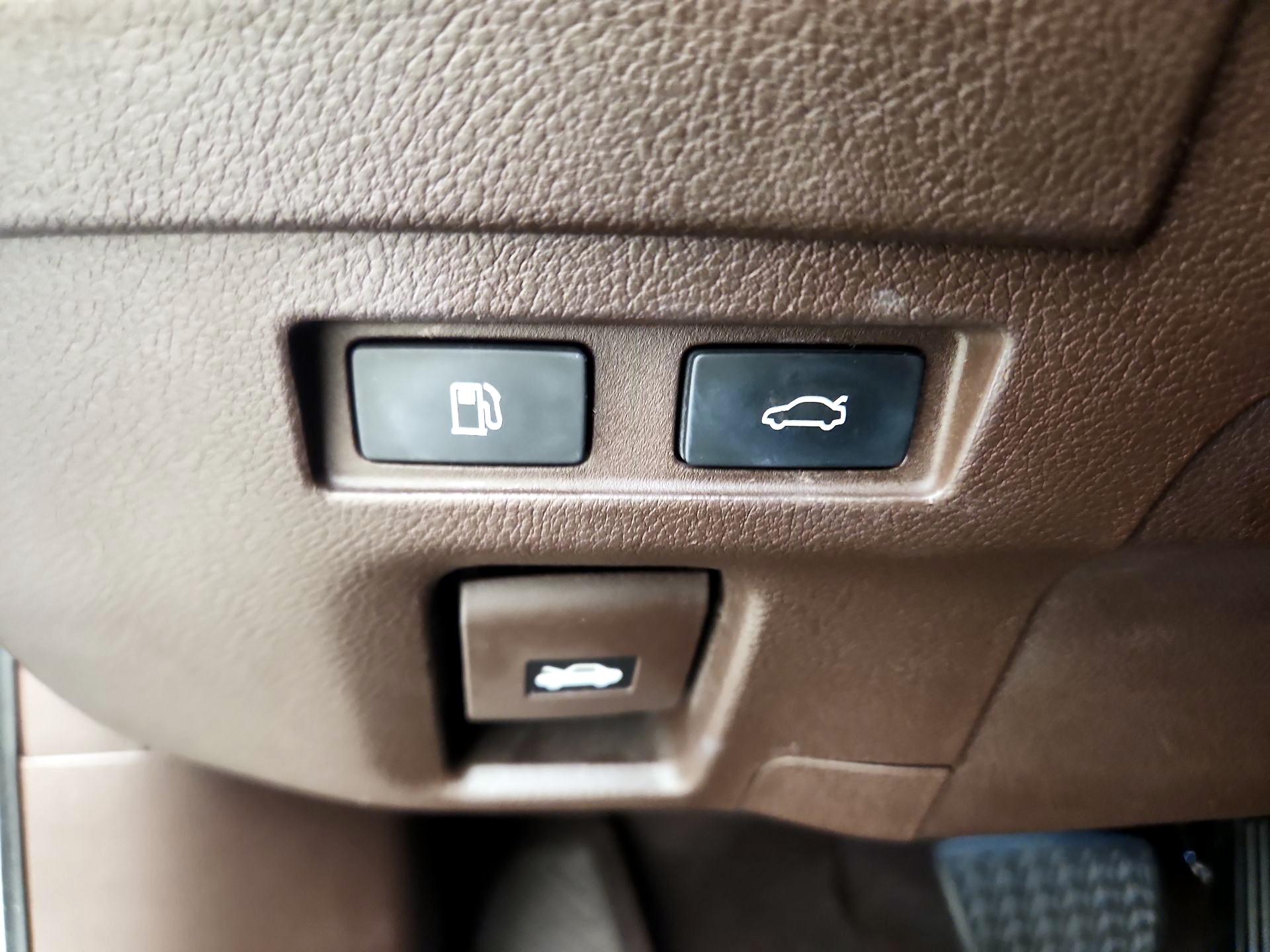 Thumbnail: 2021 Lexus ES - 13