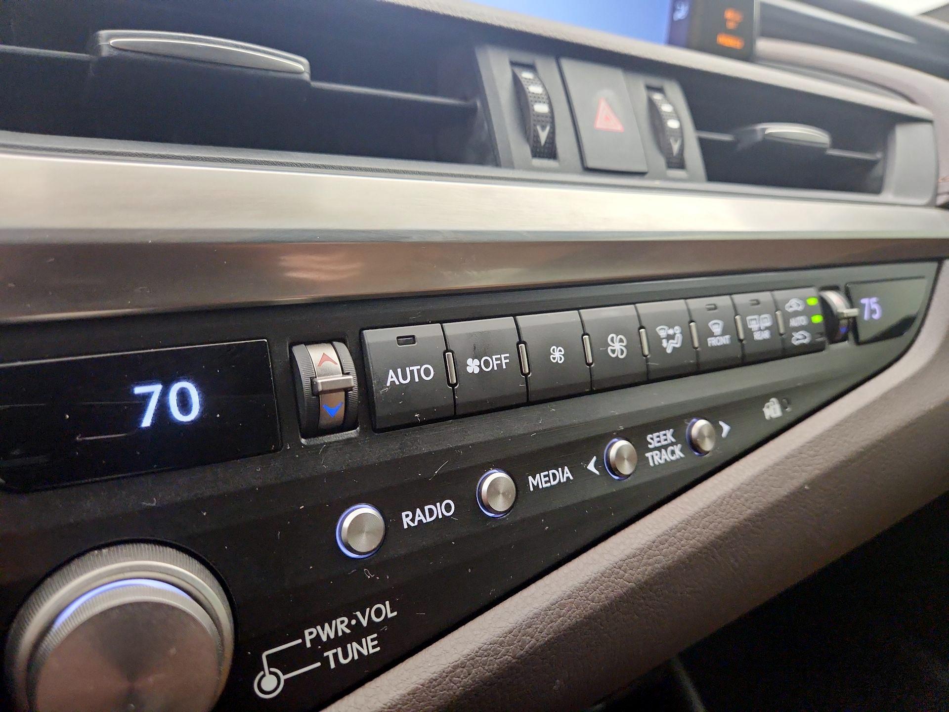 Thumbnail: 2021 Lexus ES - 17