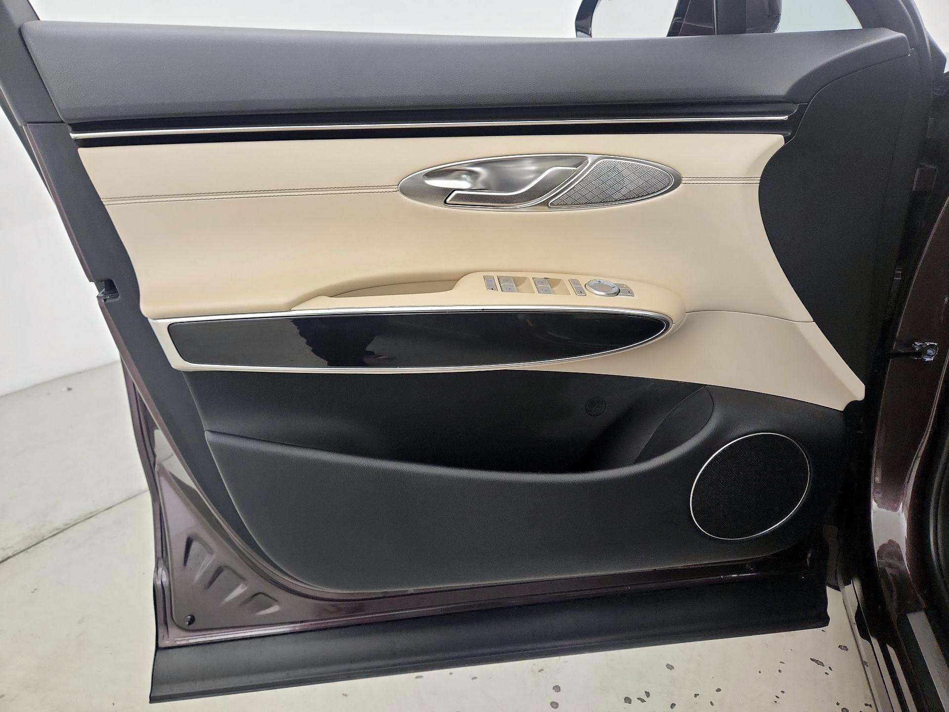 Thumbnail: 2022 Genesis GV70 - 12