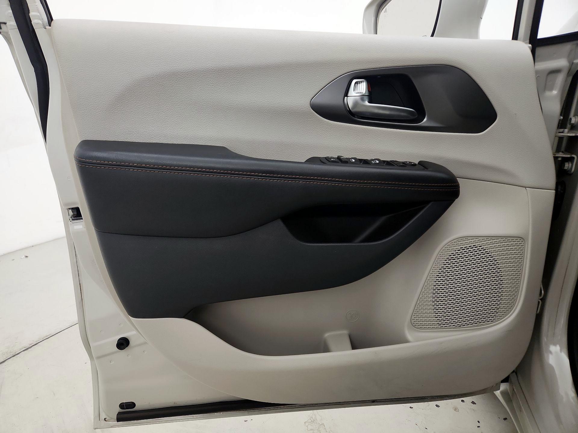 Thumbnail: 2020 Chrysler Pacifica - 12