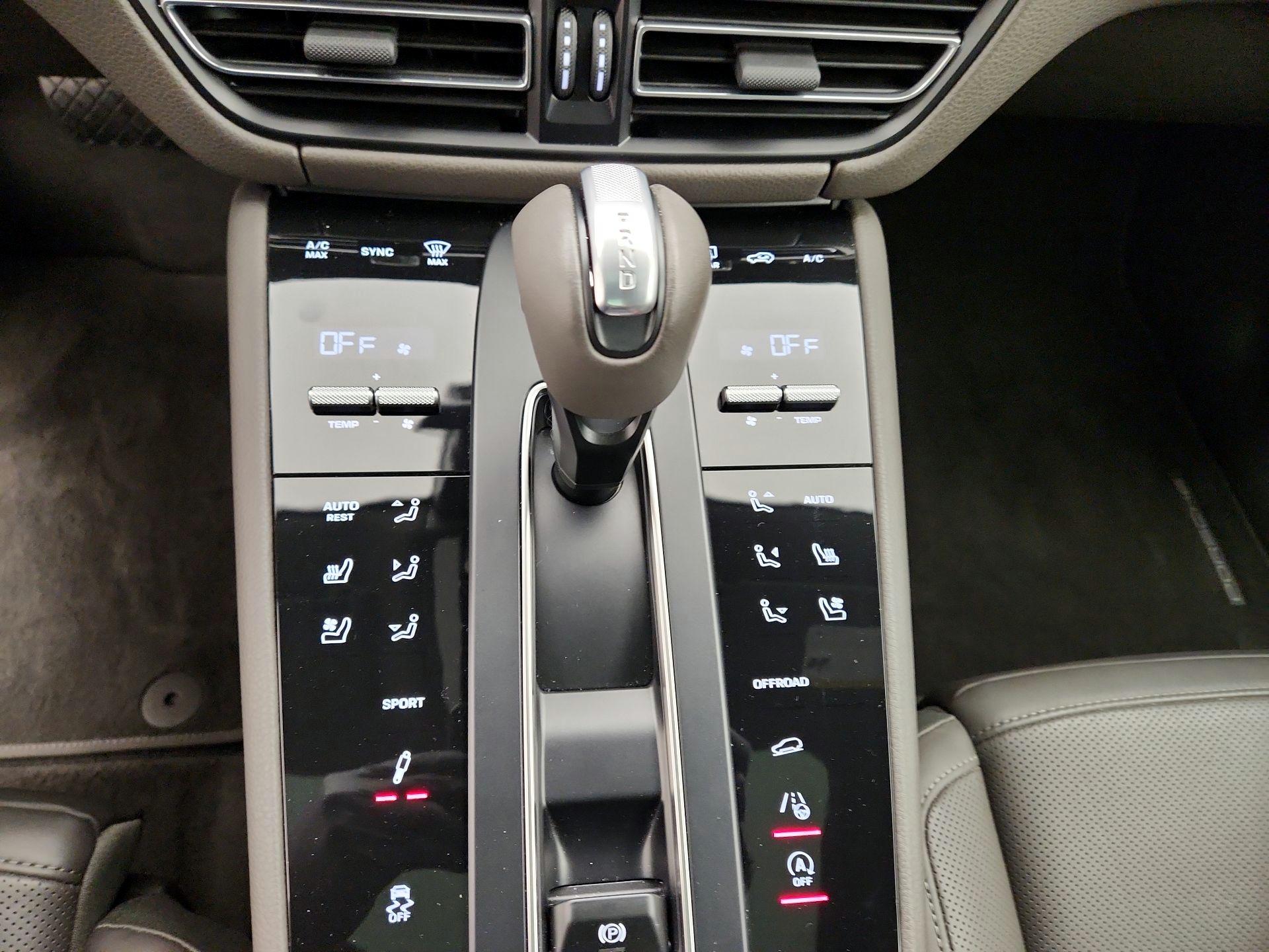 Thumbnail: 2024 Porsche Macan - 18