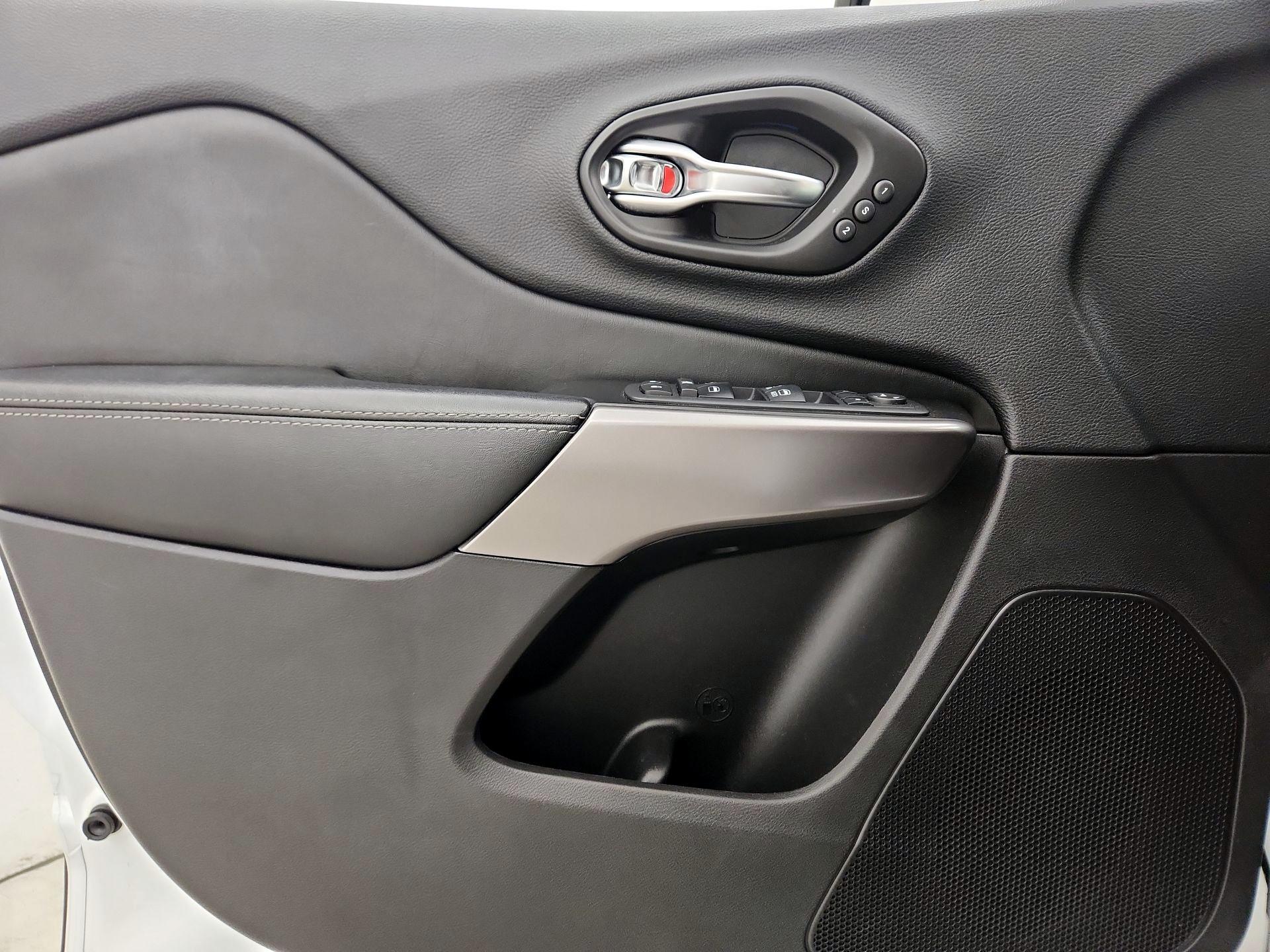 Thumbnail: 2020 Jeep Cherokee - 12